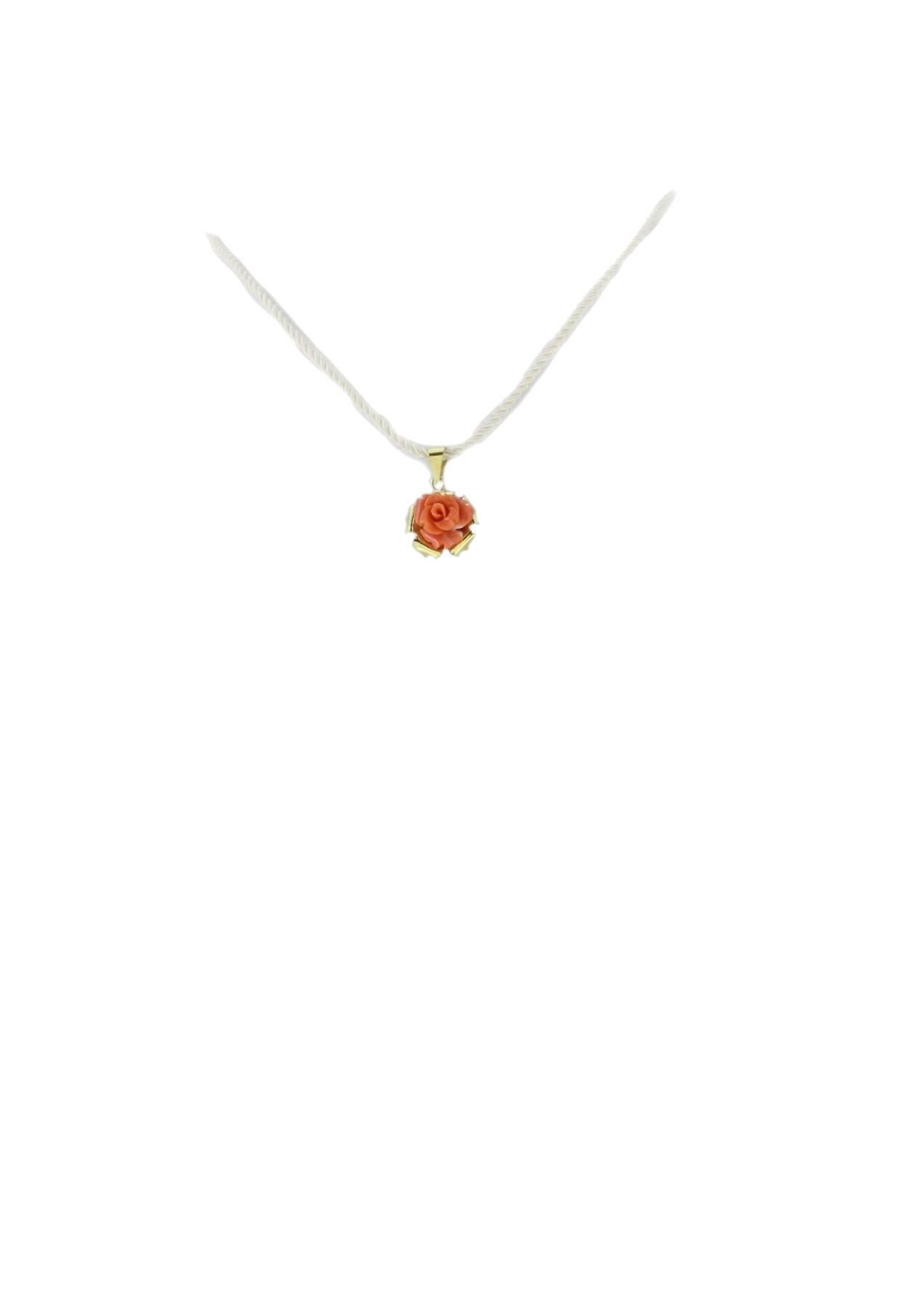 Classic and delightful rose shape coral pendant mounted on 18Kt yellow gold. Tot weight 1.70gr
R.f. 93451