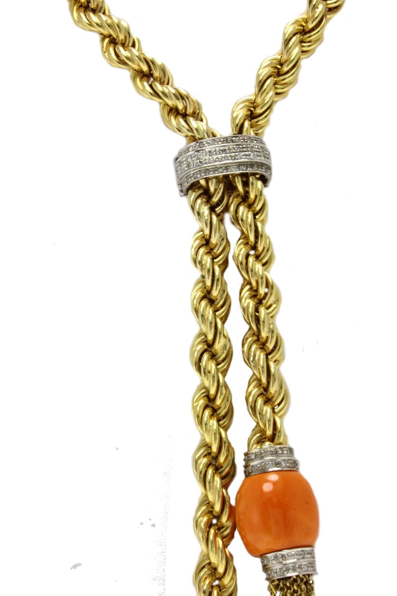 Charming drop necklace mounted in 14Kt yellow gold, with 2 coral(23.50gr),   on the bottom to ending the long chain, and adorned of diamonds(2.73kt). Tot weight 132.1 gr
R.f.8119365