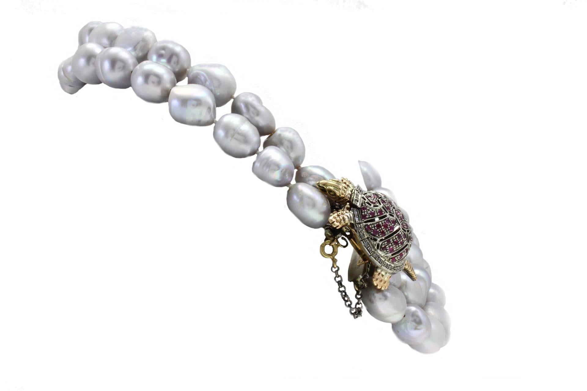 Elegant Pearl Necklace with a turtle claps in 9Kt gold and silver covered in rubies and diamonds.

diamonds(0.20kt)
rubies (2,36kt)
pearls(161.90gr)
tot weight (182.30gr)
Ref. agchr