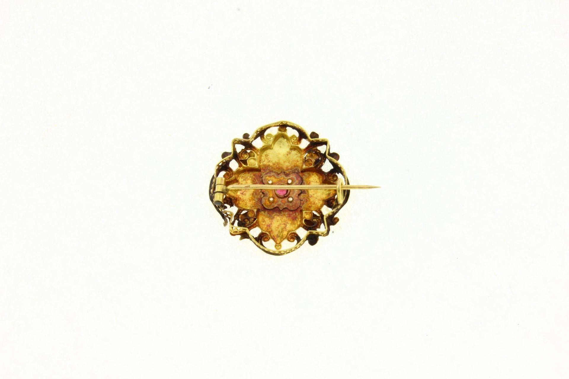 Elegant and charming brooch mounted in 14Kt gold, with little diamonds(0.05Kt) that surrounding a central ruby (0.05Kt). Tot weight 1.9 gr
R.f. 76002