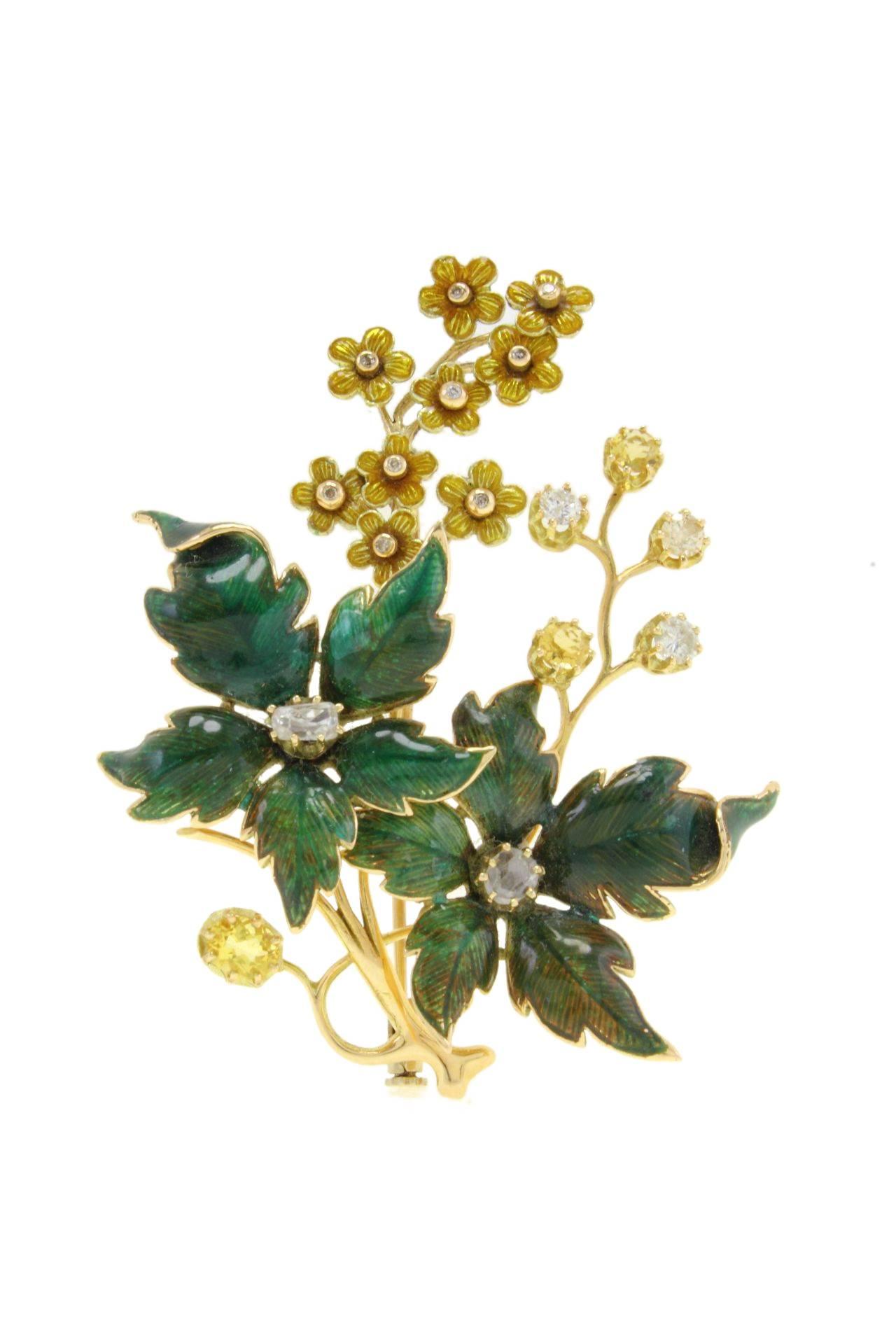 Elegant and charming brooch mounted in 14Kt yellow gold. The vine leaves, symbol of  a good life, are in green enamel. The leaves and the branches are embellished with different size and cuts diamonds(1.08Kt). Tot weight 16.6 gr
R.f. 826413