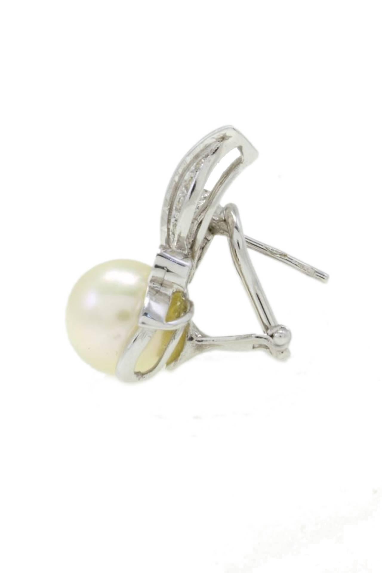 Shiny earrings in 14kt white gold composed of a pearl and the half part of that is surrounded by leaves covered in diamonds.

diamonds 0.62kt
pearl 2.8gr (4mm each)
tot weight 10.4gr
r.f. gffh