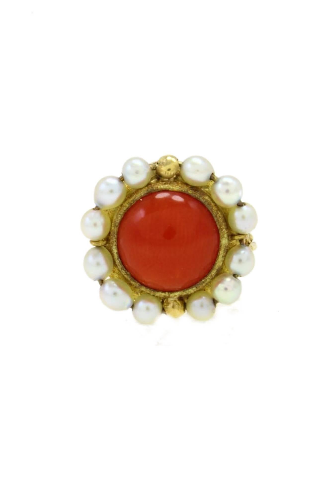 A graceful button of coral is mounted in the center of these classic earrings. The coral is surrounding of little pearls, and all is mounted in 18Kt yellow gold.
Pearl 1.20gr
Coral 2.10gr
Tot weigth 9.1 gr

R.f. ghie