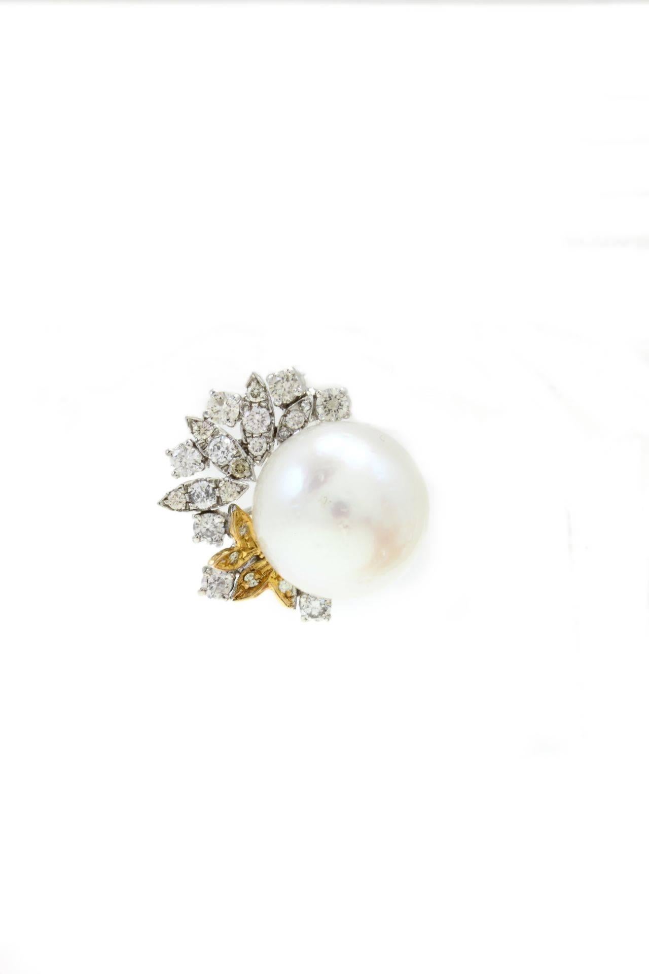 Elegant earrings in 14Kt yellow gold and 14Kt  white gold composed of a medium size pearl surrounded by leaves of diamonds. All together together make up a delightful pairs of earrings that you will not resist to wear.

diamonds(1.80Kt) 
Pearls