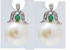 Pendientes de perlas de 14 mm, esmeraldas, diamantes y oro blanco de 14 quilates.