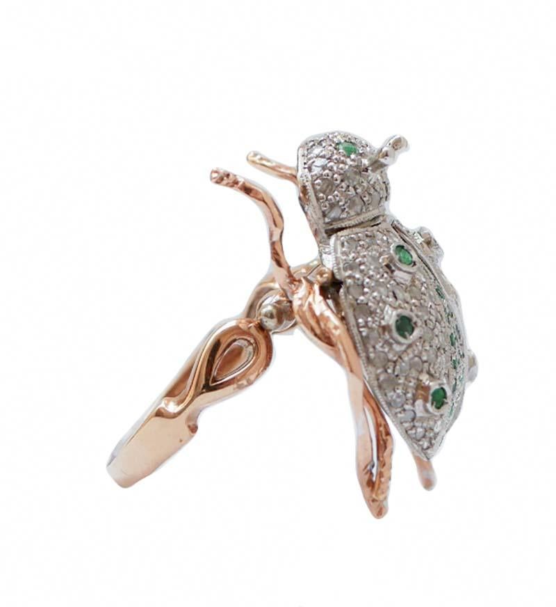 Splendido anello a forma di coccinella in oro rosa 9 carati e struttura in argento con due smeraldi come occhi, sul corpo e sulle ali. La testa e le ali sono tempestate di diamanti.
Questo anello è stato realizzato completamente a mano da maestri