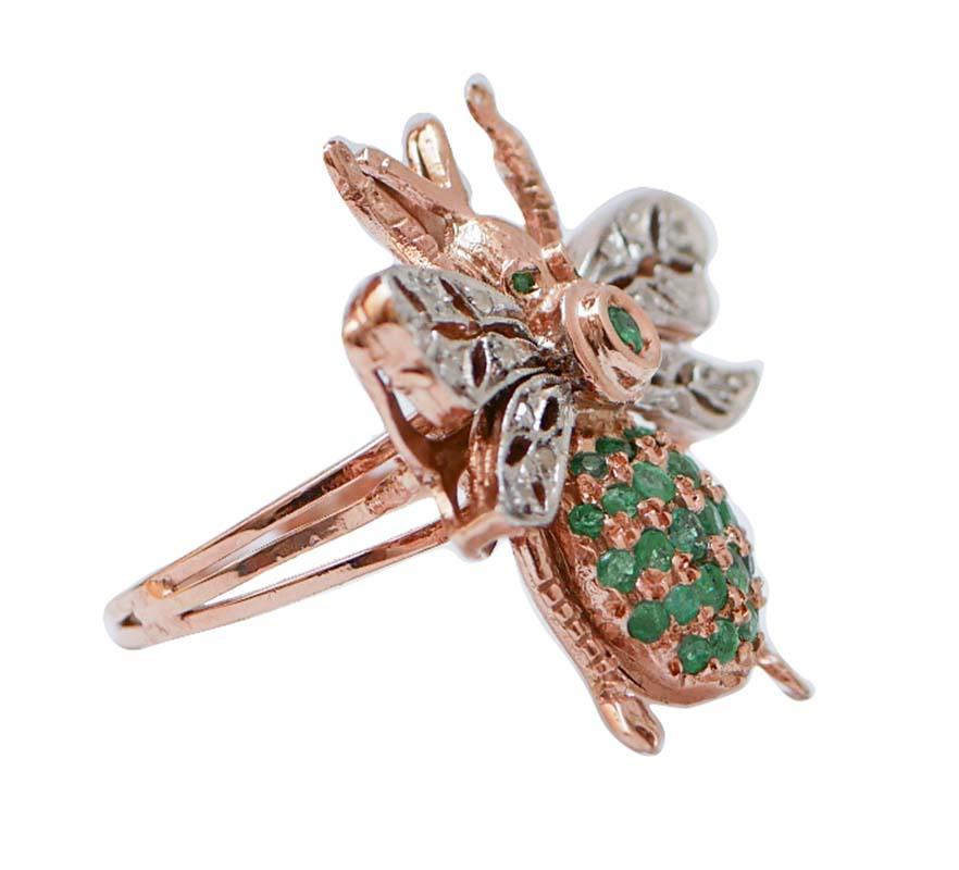 Anello fashion a forma di mosca in oro rosa 9 kt e struttura in argento montata con smeraldi  sul collo e sul corpo; come occhi, due tsavorite e le ali sono tempestate di diamanti.
Diamanti 0,10 ct
Smeraldi 0,84 ct
Tsavorite 0.03 ct
Peso totale 9.20