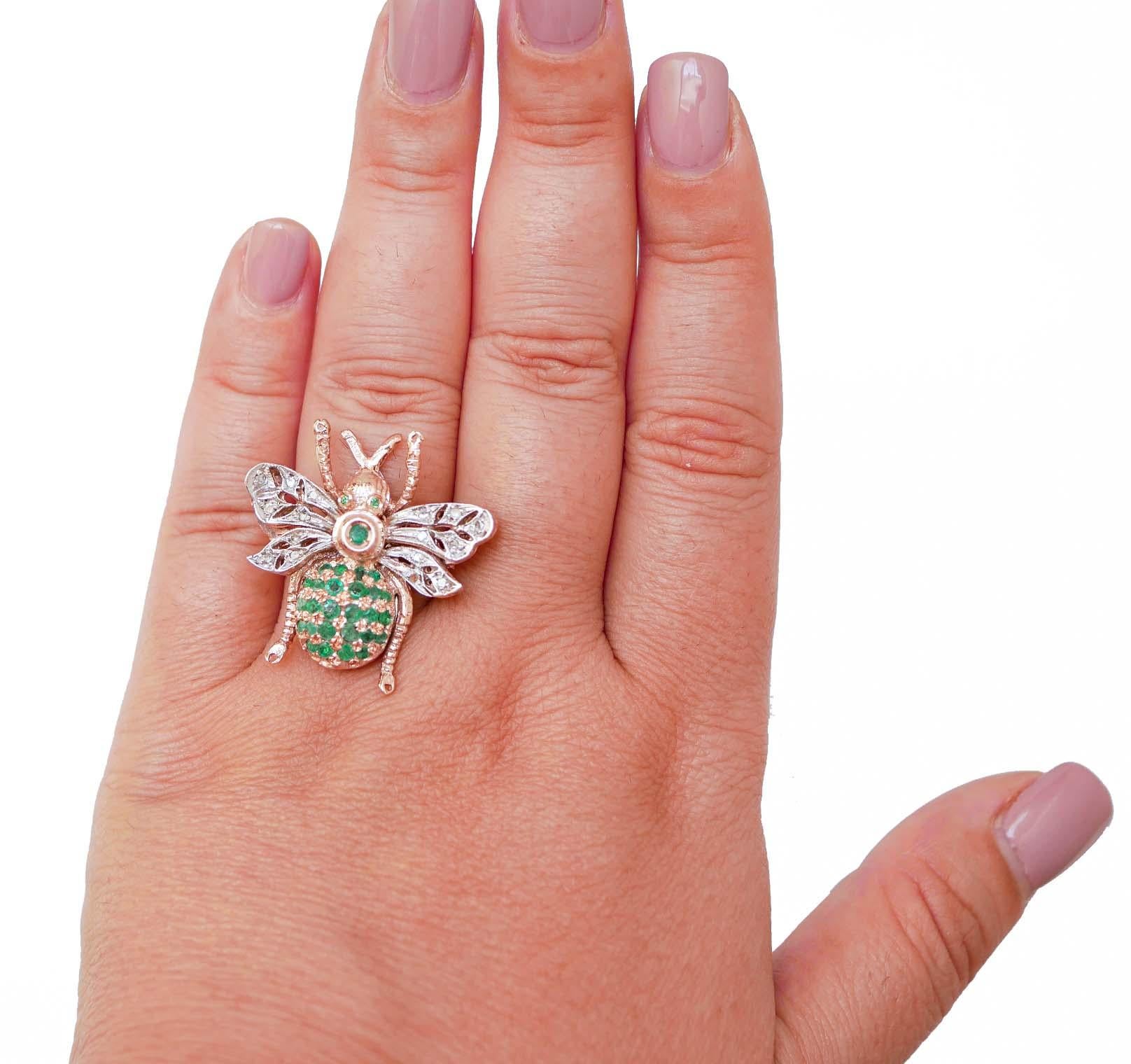 Taglio misto Smeraldi, diamanti, tsavorite, oro rosa e argento Forma della mosca  Anello. in vendita