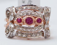 Anillo de rubíes, diamantes, oro rosa y plata.
