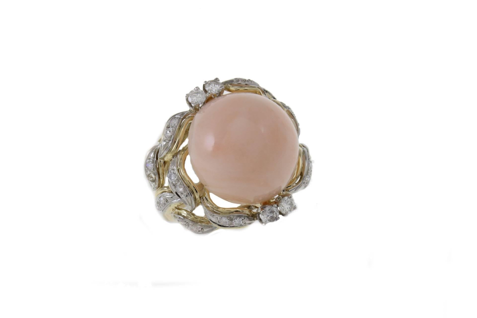 Elegant ring in 18kt yellow and white gold composed of a central pink coral surrounded by gold leaves covered in diamonds and two diamonds on the top opposite the two on the bottom of the coral.

diamonds 0.95kt
coral 3.30gr
tot weight 12.4gr
r.f.  