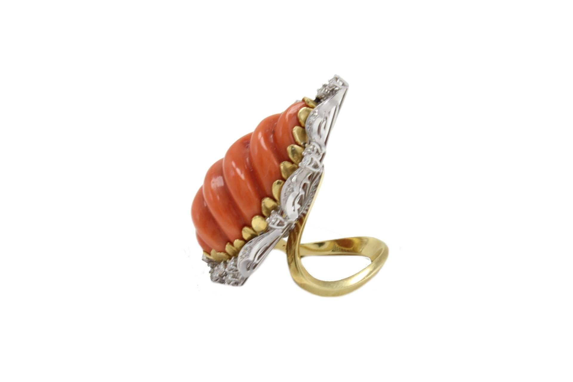 shipping policy: 
No additional costs will be added to this order.
Shipping costs will be totally covered by the seller (customs duties included). 


Shapely ring in 18kt white and yellow gold composed of a central carved coral drop surrounded by a