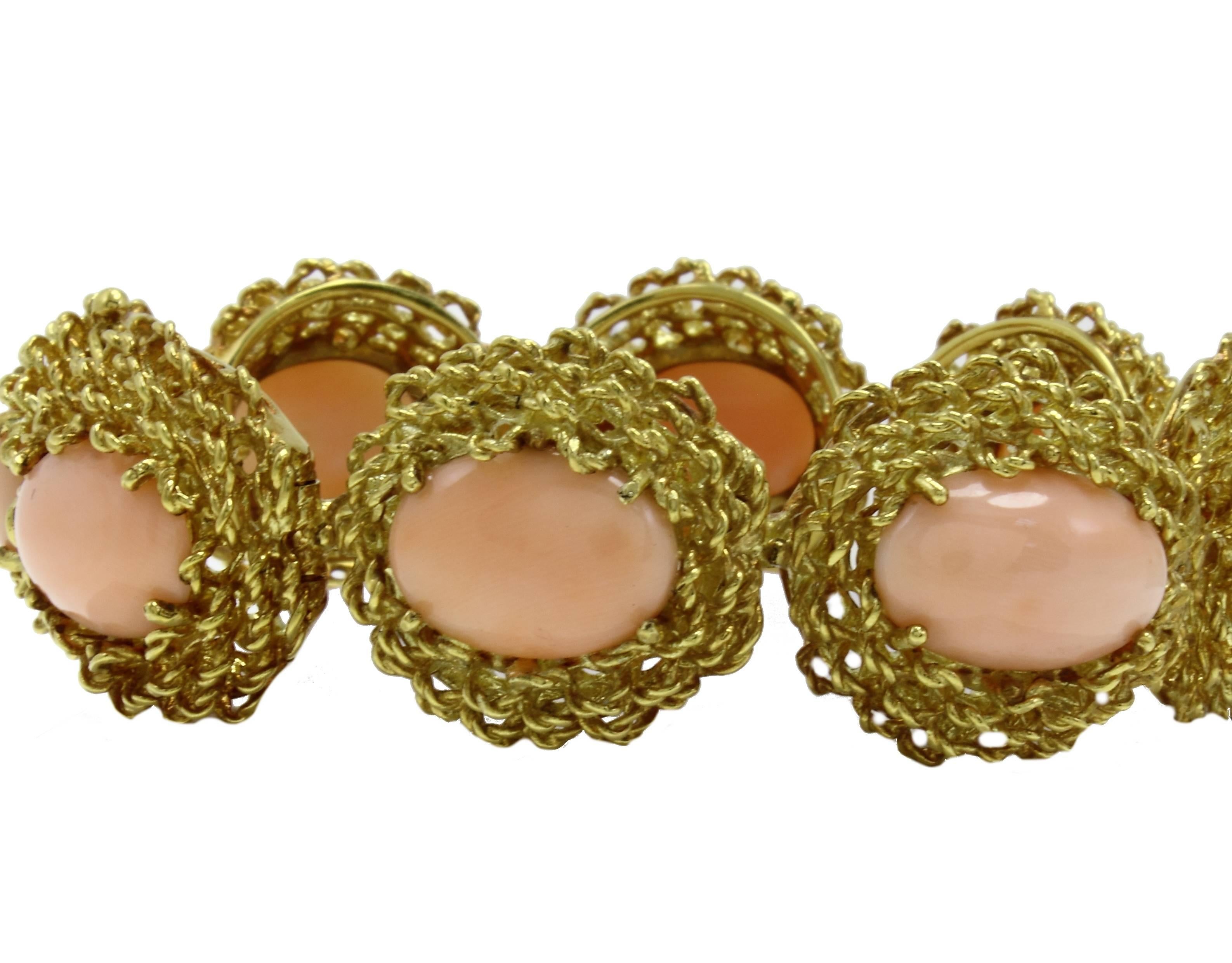 Pink coral clumper bracelet in 18kt yellow gold (60.90gr)

coral 9.60gr
tot weight 70.3 gr
r.f.  gfefu,aa