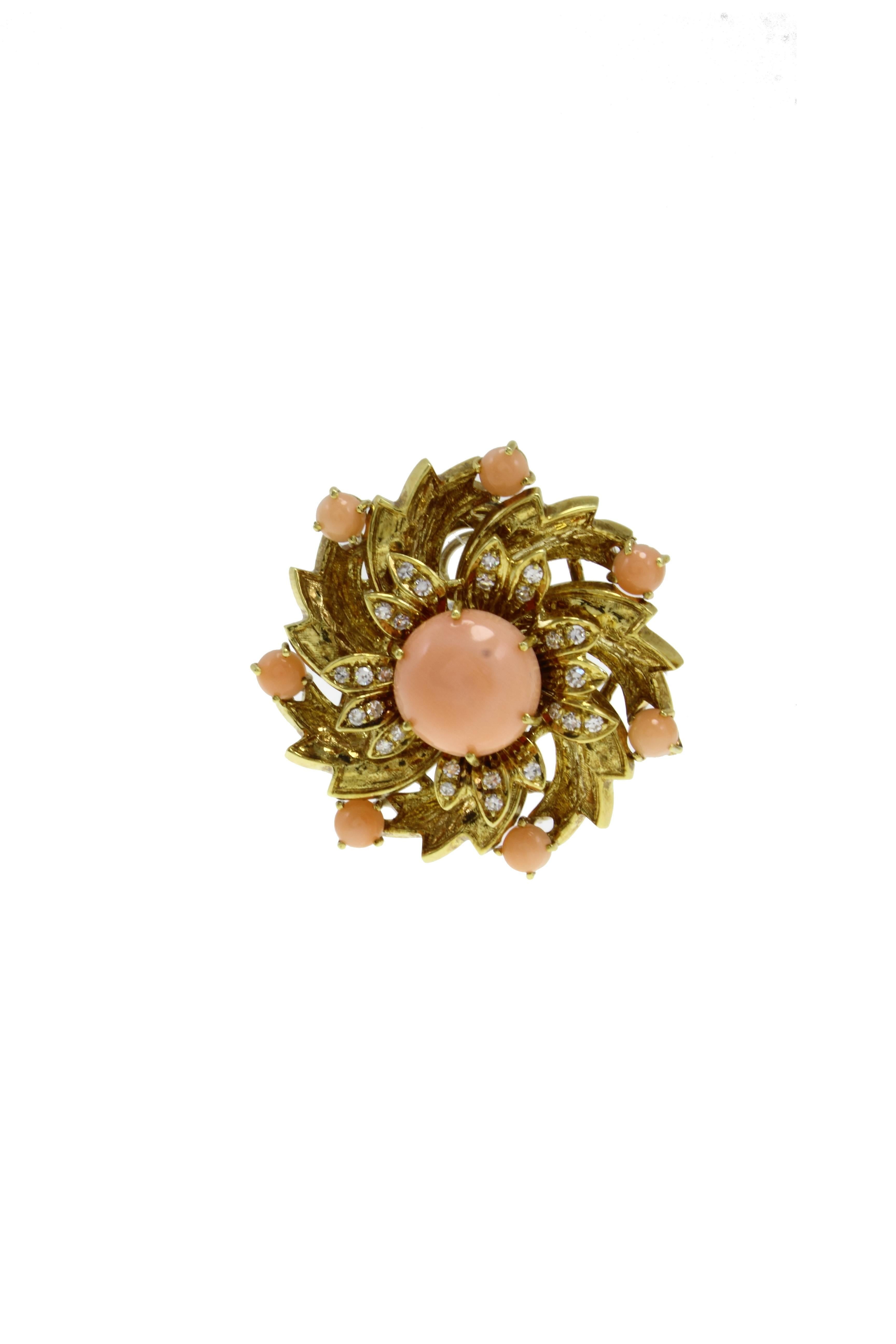 Clip-on flower shaped earrings in 18kt yellow gold composed of a central pink coral surrounded by a crown of diamonds, corals and gold.

diamonds 0.68kt
coral 4.60gr
tot weight 43.4gr
r.f.   gguig