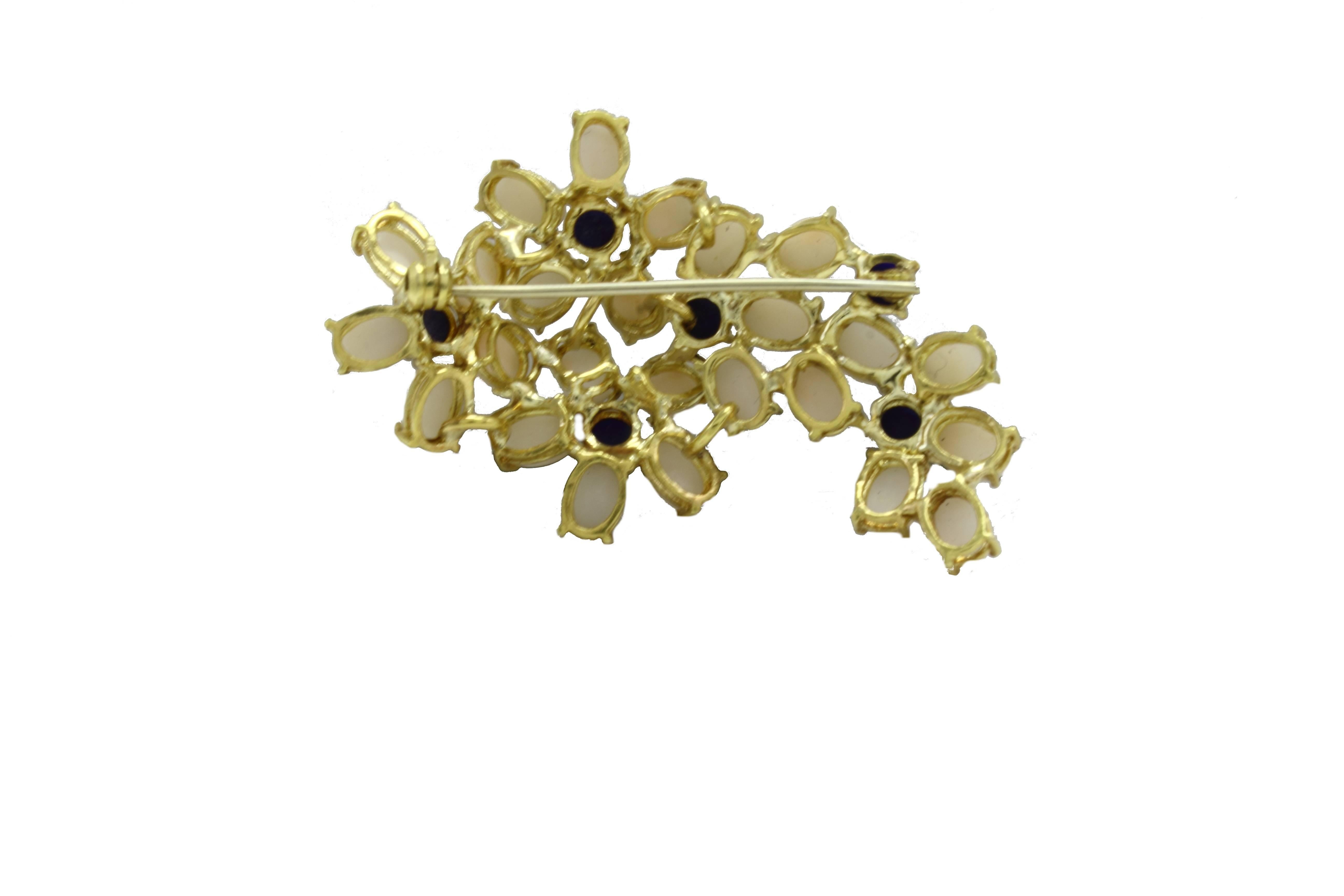 Rétro Broche en or jaune 18 carats, corail rose de forme ovale, lapis-lazuli en vente