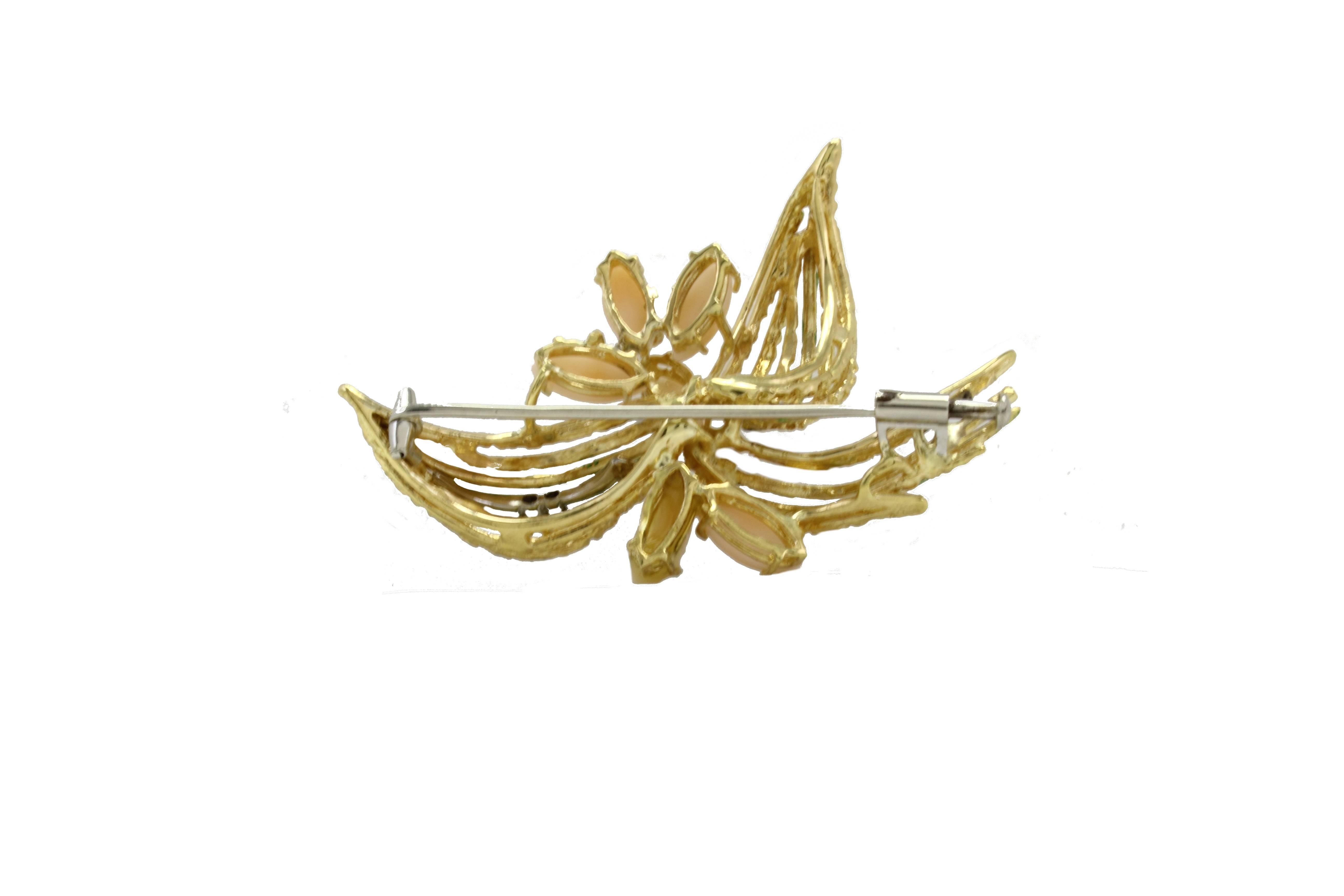 Taille mixte Broche en or blanc et jaune 18 carats, diamants blancs et corail rose en forme de navette en vente