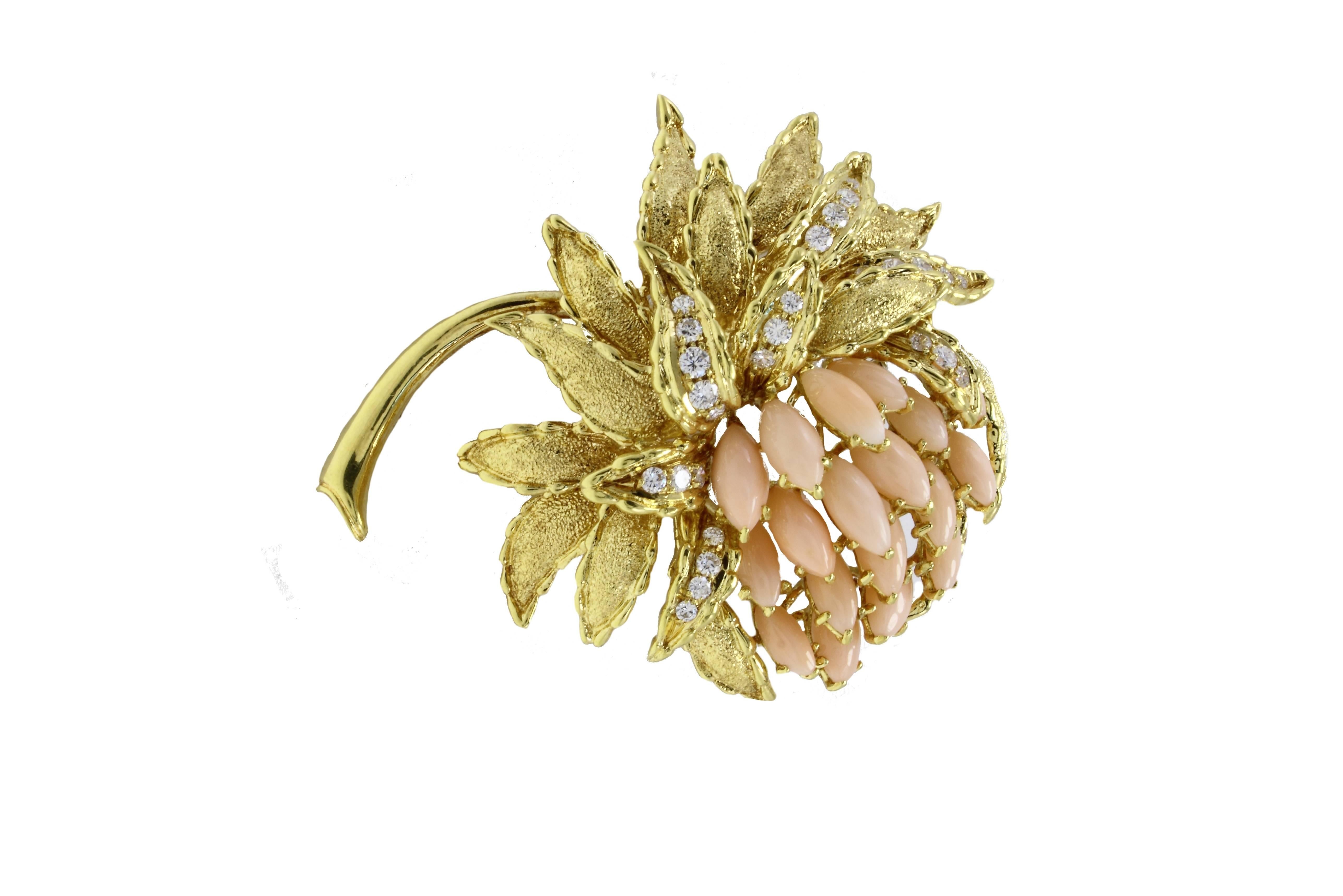 Elegant flower shaped brooch in 18kt yellow gold embellished with diamonds and corals.

diamonds 0.83kt
corals 1.90gr
tot weight 41.3gr
r.f.  euur