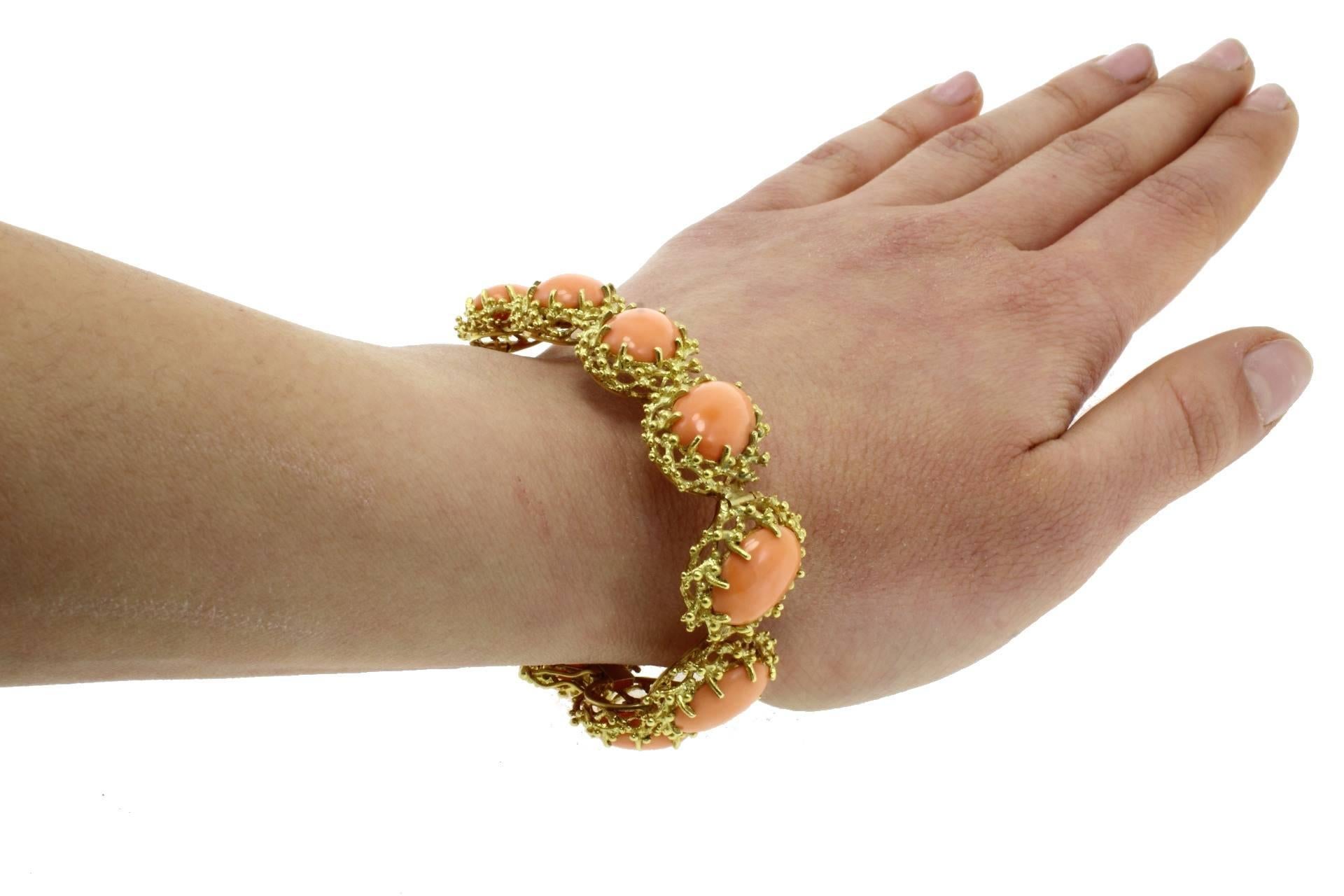 Women's or Men's Oval Shape Orange Corals, 18K Yellow Gold Clamper Retrò Bracelet For Sale