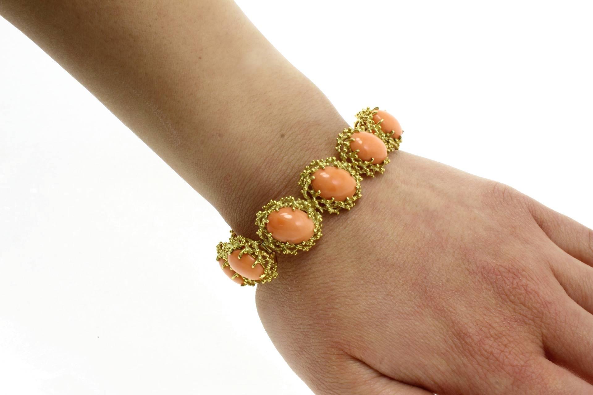 Oval Shape Orange Corals, 18K Yellow Gold Clamper Retrò Bracelet For Sale 1