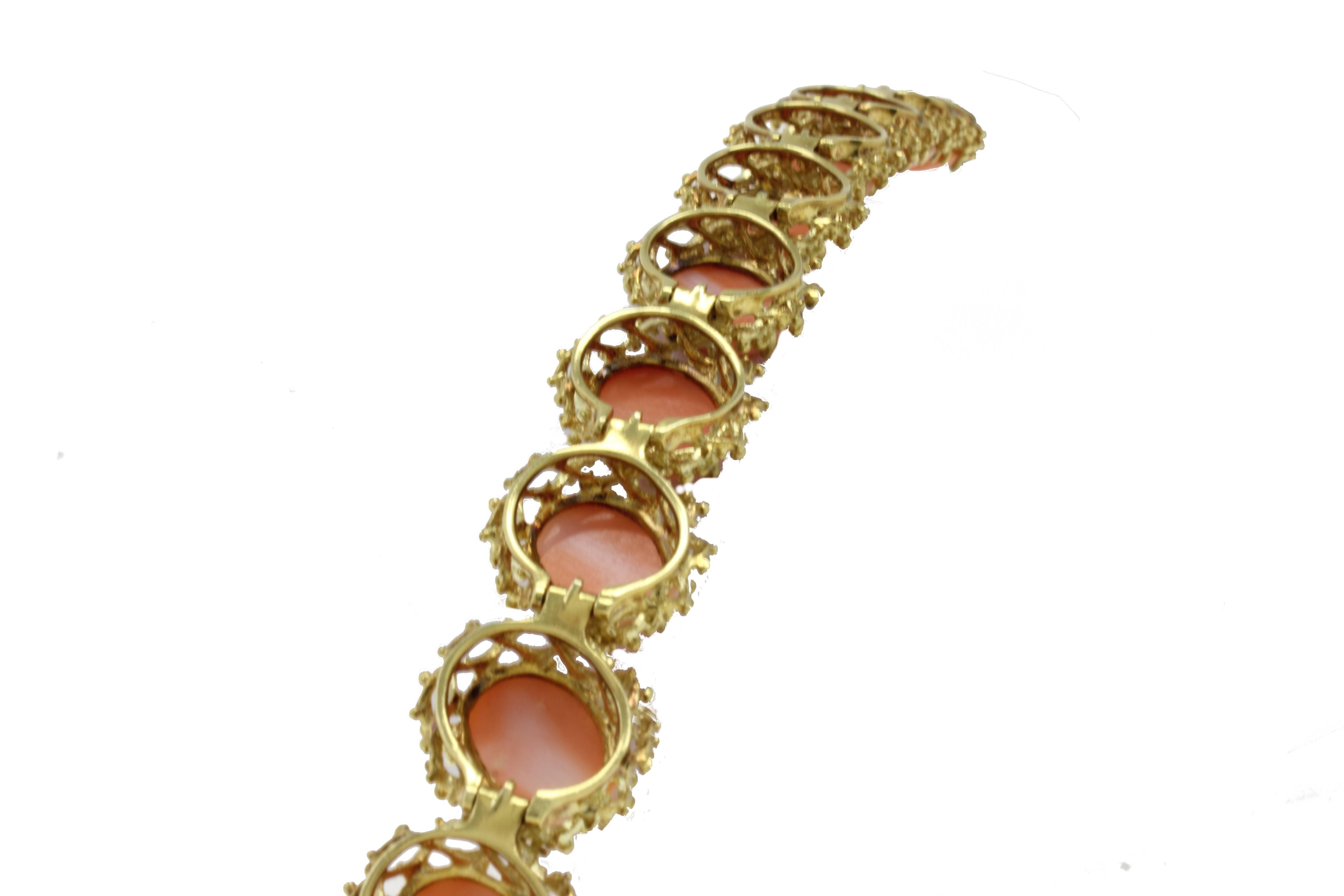 Oval Shape Orange Corals, 18K Yellow Gold Clamper Retrò Bracelet In Good Condition For Sale In Marcianise, Marcianise (CE)