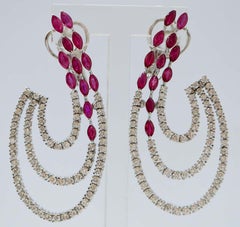 Rubíes, Diamantes, Pendientes de Oro Blanco de 18 Kilates.