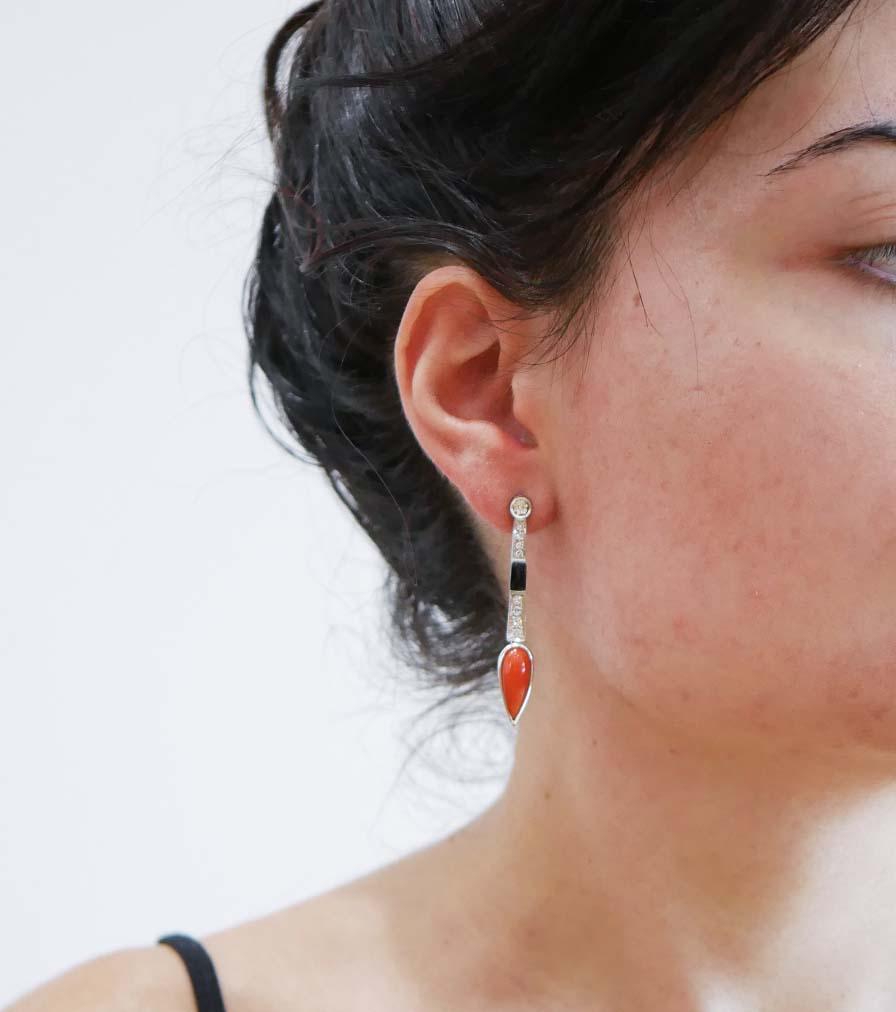Taglio misto Corallo, onice, diamanti, platino Orecchini. in vendita