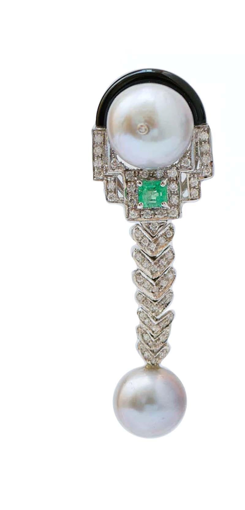 Fantastici orecchini pendenti con struttura in oro bianco 14 carati montati con una perla grigia con un diamante centrale  in the upper part. Sopra di essa, un'onice. Sotto, una struttura in oro bianco tempestata di smeraldi e diamanti. Come