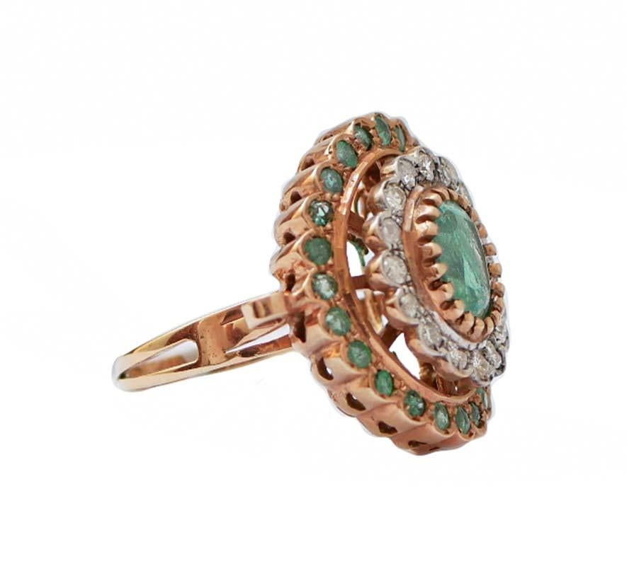 Anello Retrò in oro rosa 9 kt e struttura in argento montata con uno smeraldo centrale circondato da  una cornice di diamanti e piccoli smeraldi.
Questo anello è stato realizzato totalmente a mano da maestri orafi italiani ed è in perfette