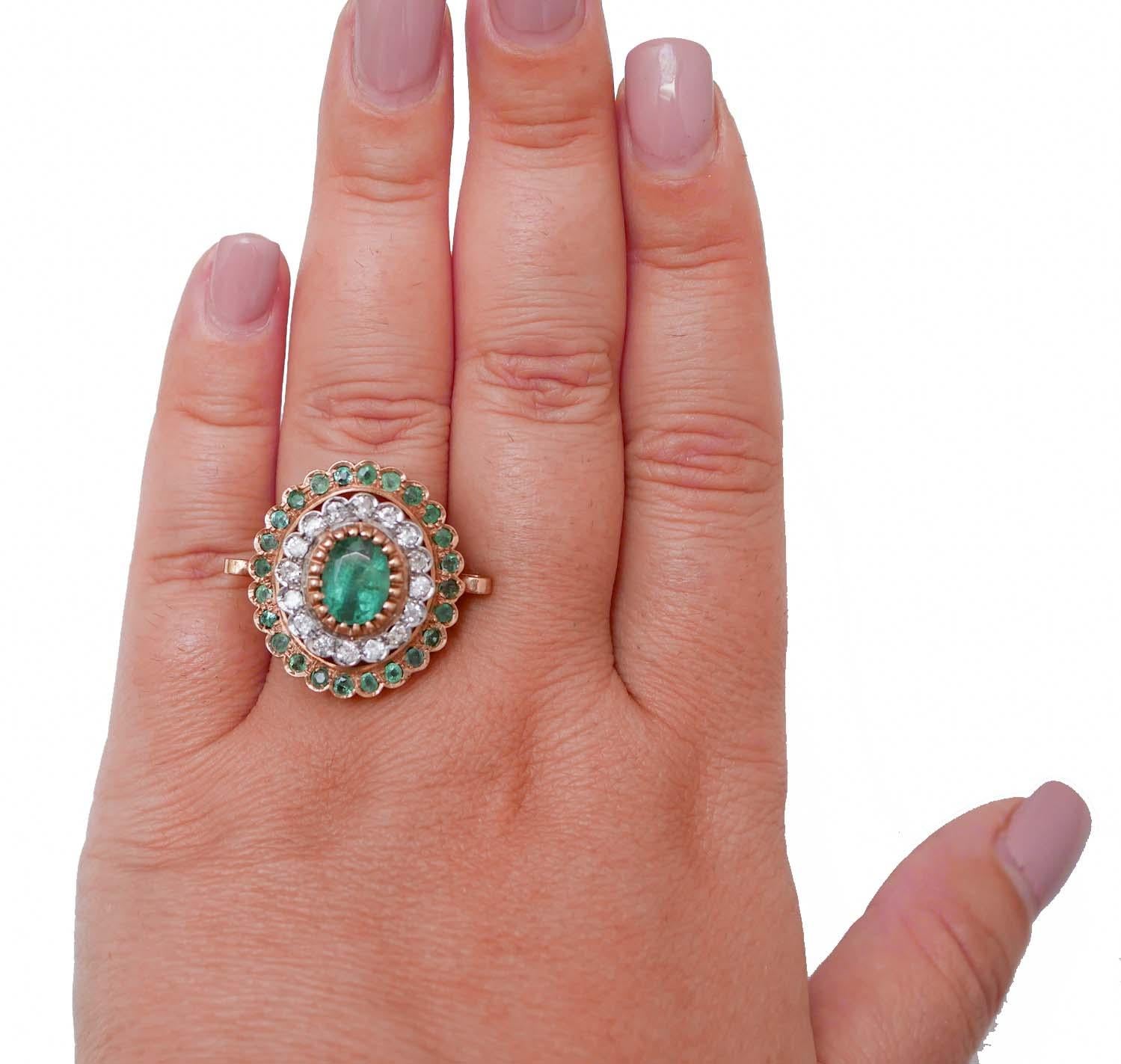 Taglio misto Anello con smeraldi, diamanti, oro rosa e argento. in vendita