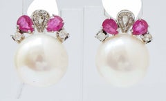 Pendientes de perlas de 14 mm, rubíes, diamantes y oro blanco de 14 quilates.