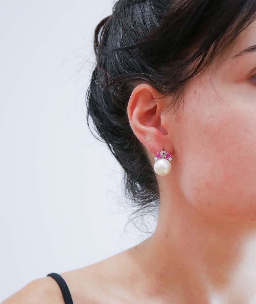 Taglio misto Orecchini da 14 mm con perle, rubini, diamanti, oro bianco 14 carati. in vendita