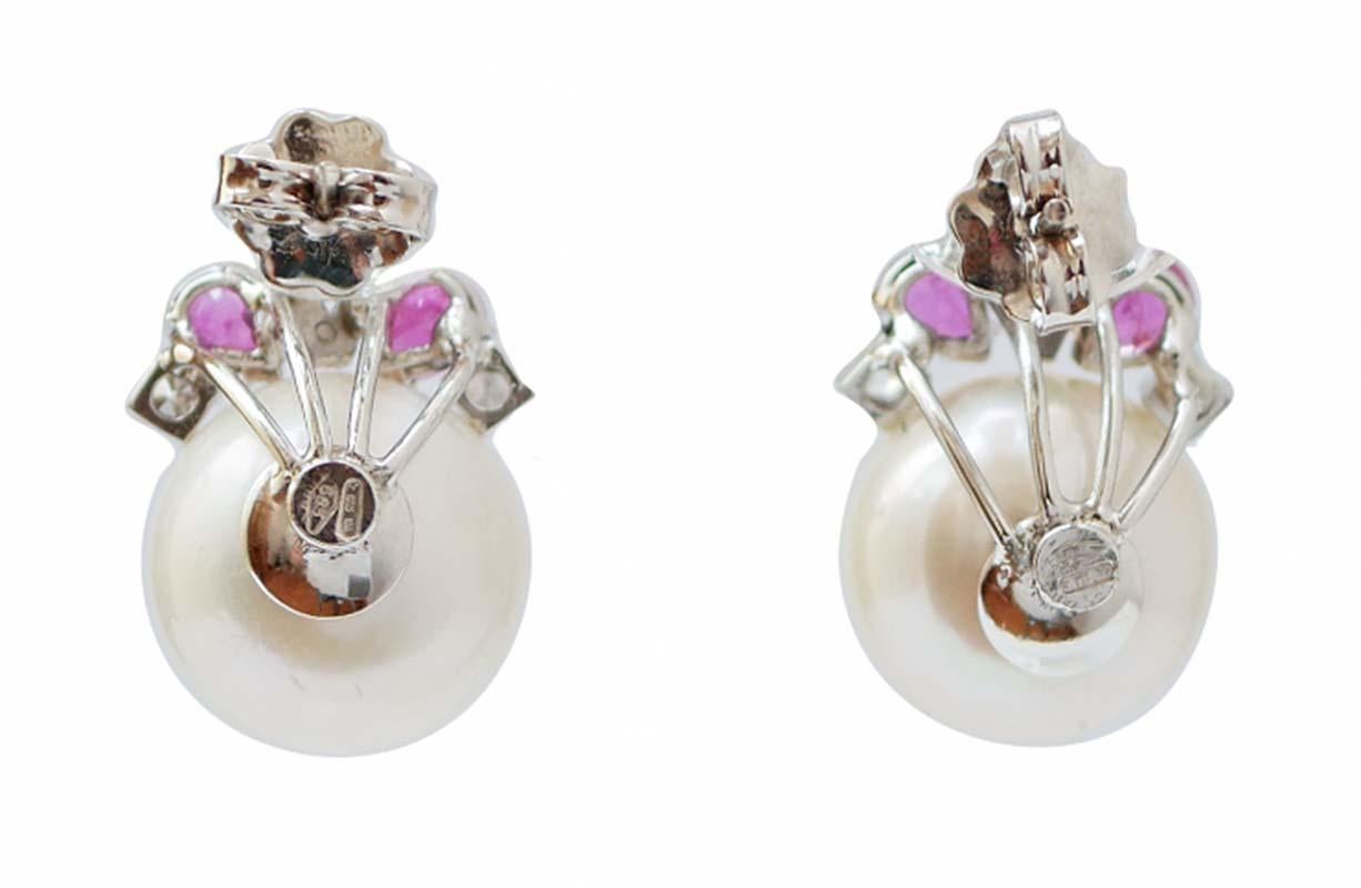 Rétro Orecchini da 14 mm con perle, rubini, diamanti, oro bianco 14 carati. in vendita