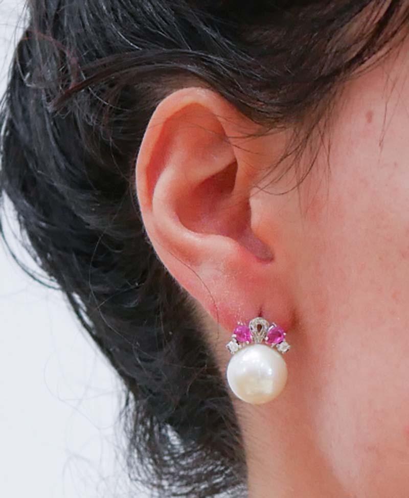 Orecchini da 14 mm con perle, rubini, diamanti, oro bianco 14 carati. In condizioni buone in vendita a Marcianise, Marcianise (CE)