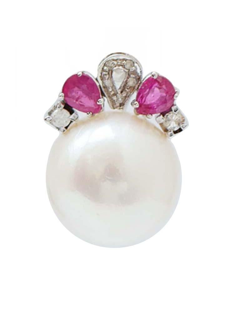 Incredibili orecchini con struttura in oro bianco 14 kt montata con rubini e diamanti e, sotto, una perla bianca.
Questi orecchini sono stati realizzati totalmente a mano da maestri orafi italiani e sono in perfette condizioni.
Diamanti 0,22