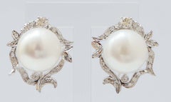 13. 5 Mm Pendientes de perlas, diamantes y oro blanco de 14 quilates.
