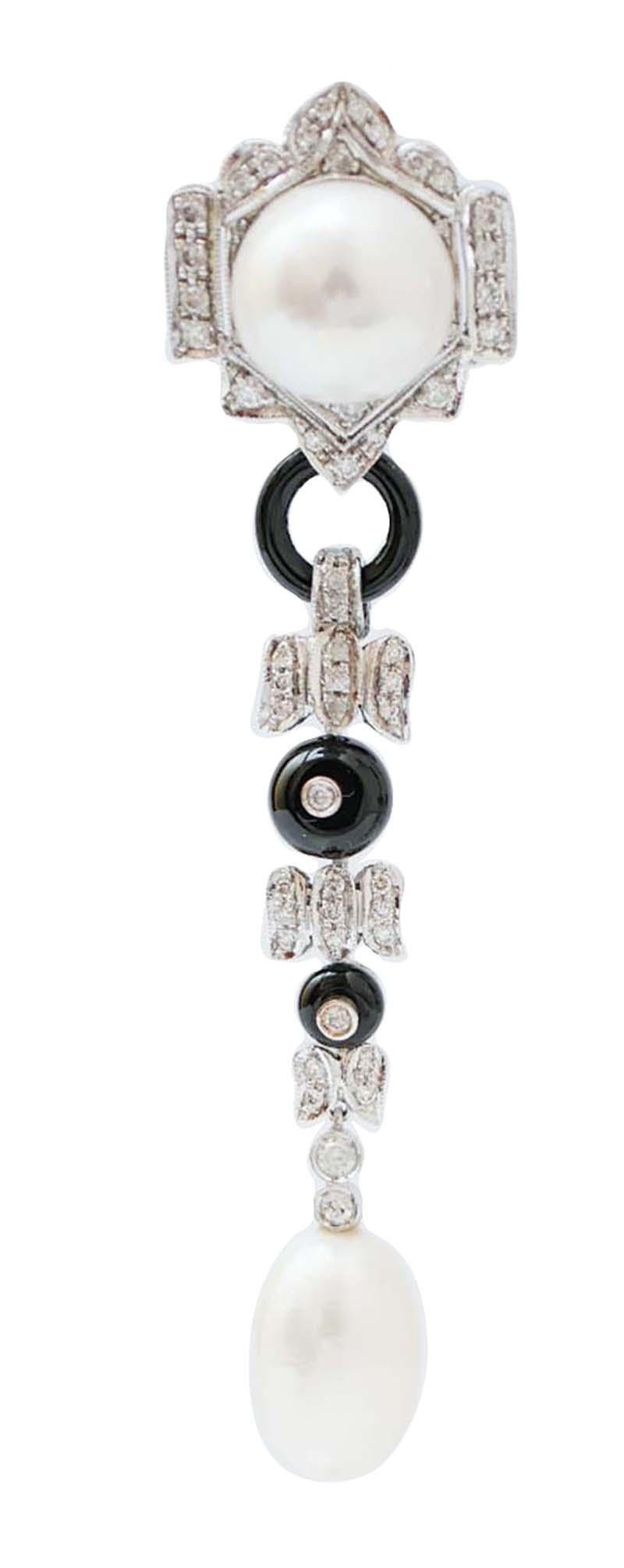 Incredibili orecchini con struttura in platino montati con una perla circondata da diamanti nella parte superiore. Lungo la lunghezza, struttura con diamanti e, tra di essi, onice e, come pendente, una perla.
Questi orecchini sono stati realizzati