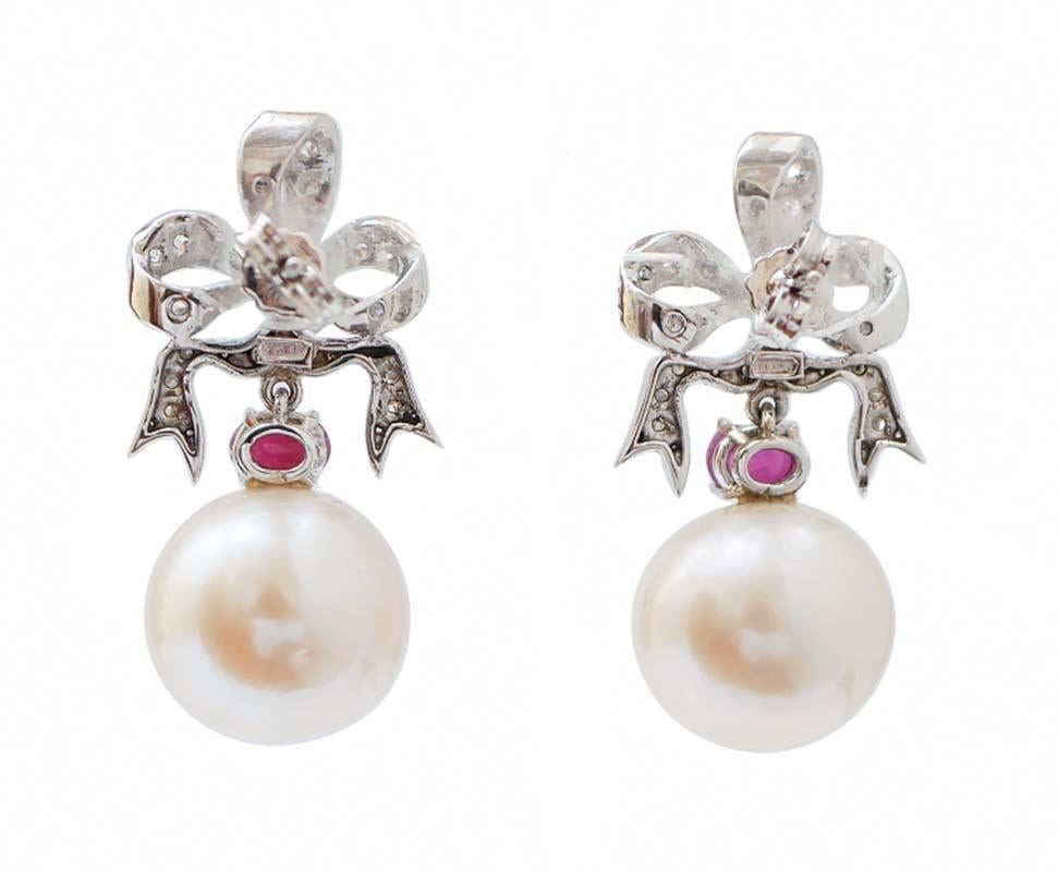 Rétro Orecchini da 13 mm con perle, rubini, diamanti, oro bianco 14 carati. in vendita