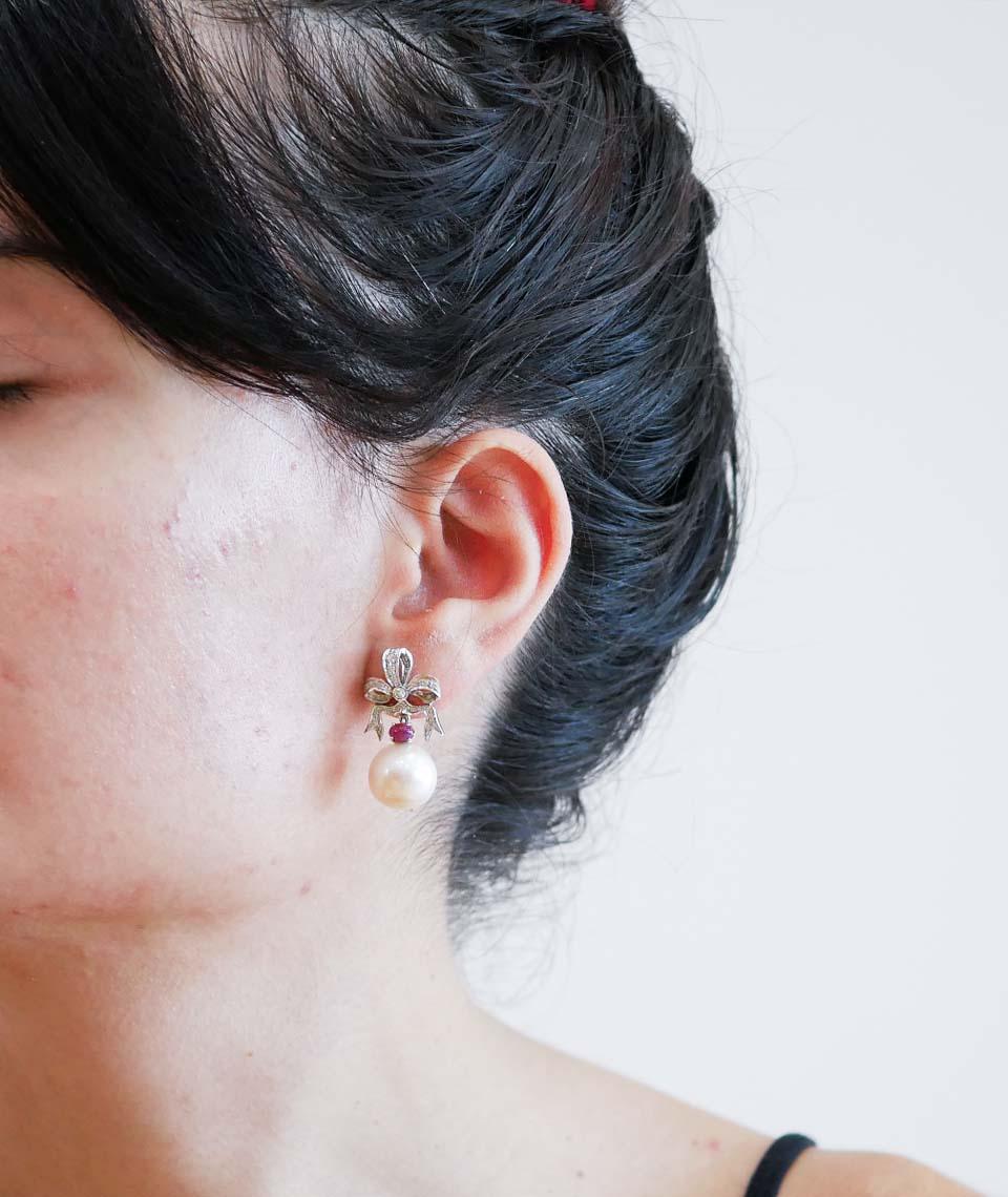 Taglio misto Orecchini da 13 mm con perle, rubini, diamanti, oro bianco 14 carati. in vendita