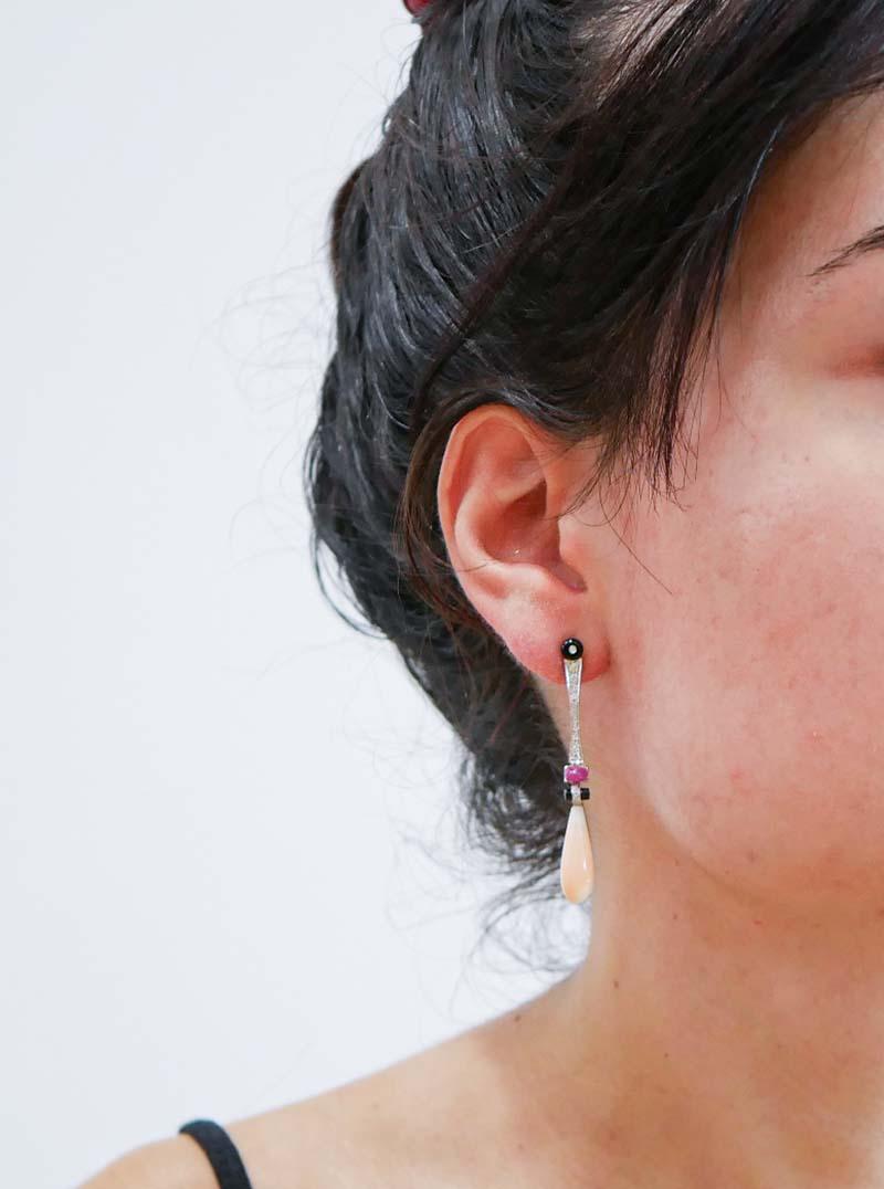 Taille mixte Corail, rubis, onyx, diamants, platine Boucles d'oreilles. en vente