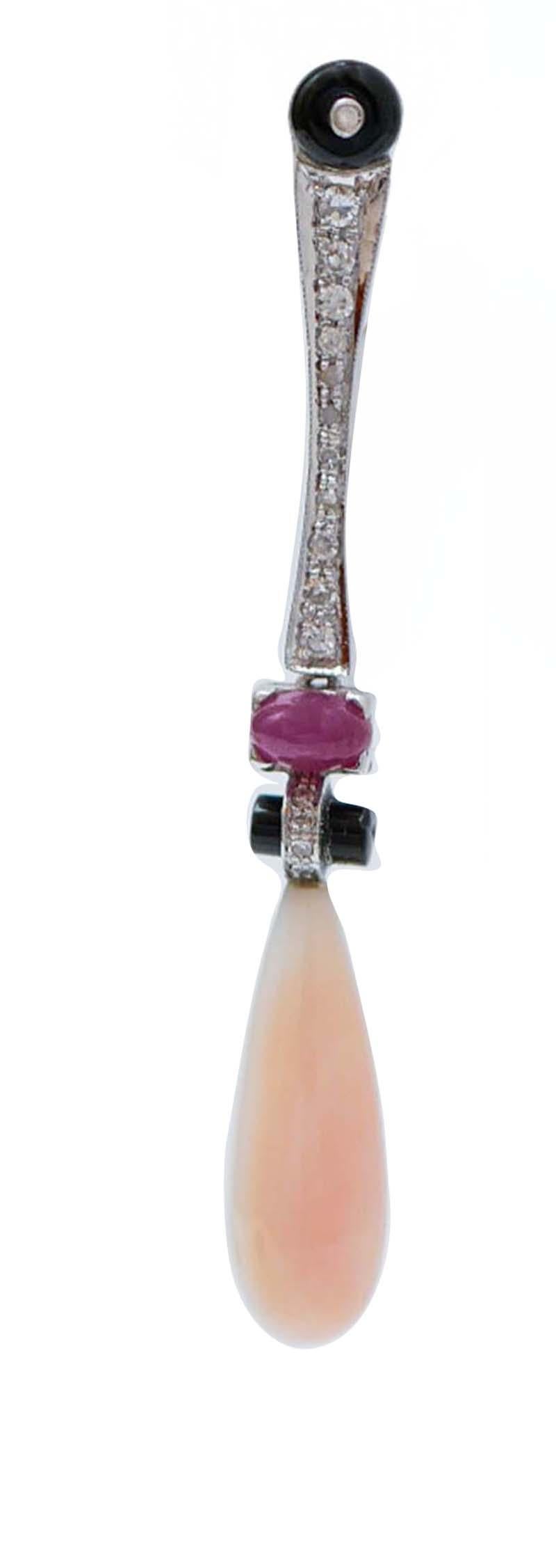 Magnifiques boucles d'oreilles pendantes en structure de platine montées avec un onyx rond et un diamant dans la partie supérieure ; au milieu, des diamants et un rubis.
Ci-dessous, un onyx et un corail.
Diamants 0,30 ct
Rubis 1,05 ct
Onyx 0.20