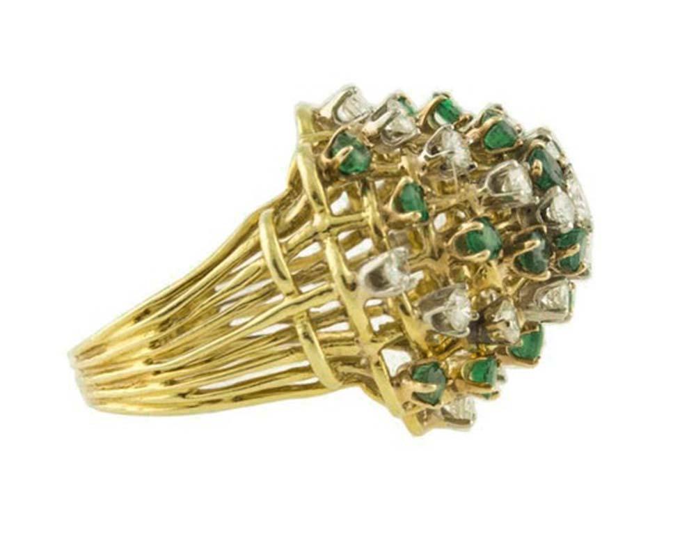 Particolare anello con struttura in oro giallo 18 kt montato con smeraldi e diamanti.
Questo anello è stato realizzato totalmente a mano da maestri orafi italiani ed è in perfette condizioni.
Diamanti 2.23 ct
Smeraldi 1,65 carati
Peso totale 16.10
