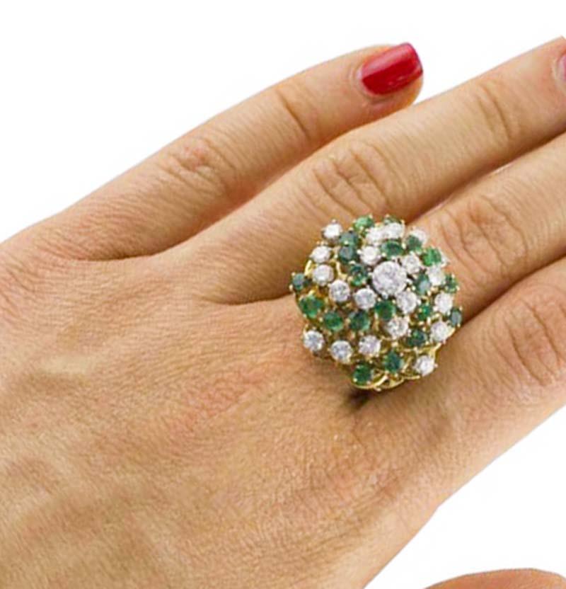 Smeraldi, diamanti, anello in oro giallo e oro bianco 18 carati. In condizioni buone in vendita a Marcianise, Marcianise (CE)