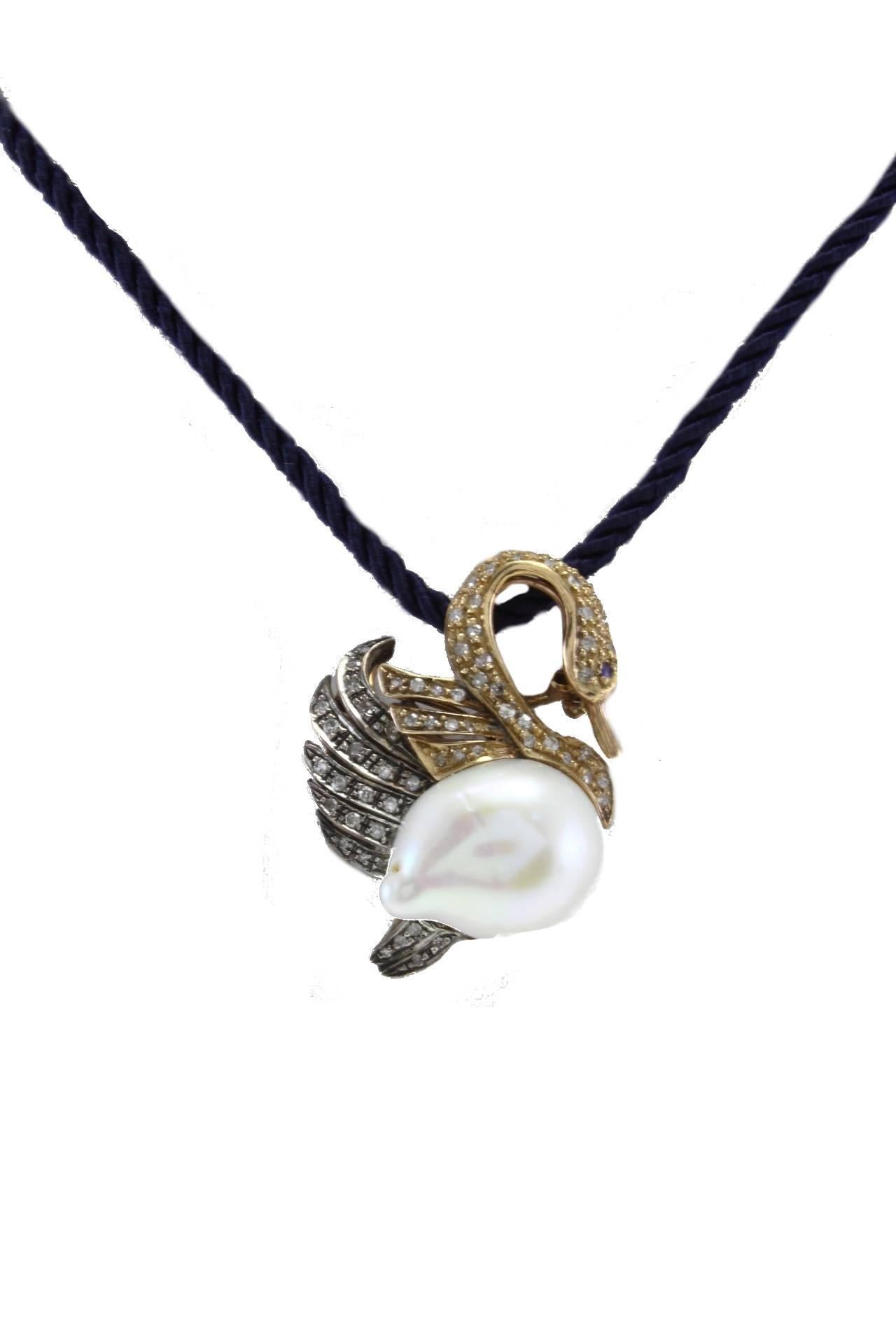 Swan shaped brooch/pendant in 9kt yellow gold and silver covered in diamonds with a blue sapphire eye and the mother of pearl body.



diamonds 0.42kt
sapphire 0.02kt
pearl 3.00gr
tot weight 8.5gr
r.f.  ggco