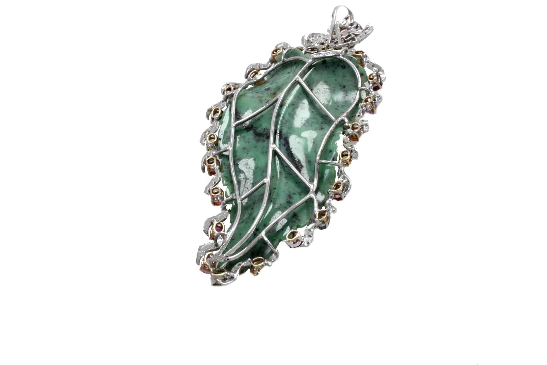 Elegante ciondolo a forma di foglia con struttura in oro 14kt. La foglia è circondata da diamanti e zaffiri multicolore.
Diamanti 0,68 Kt
Zaffiri 8,95 Kt
A. Stone 16,30 gr
Peso totale 30 gr
RF   +CRGA
RK.ARAA
Lunghezza 10 cm
Diametro 4.5 cm


Per
