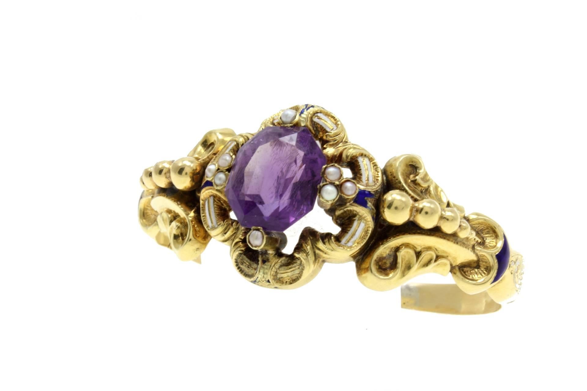 Retro bracelet in 18kt yellow gold with a central amethyst surrounded by 8 little pearls.

amethyst 12.71gr
pearls 0.20gr
tot weight 19.7gr
r.f  ofru 