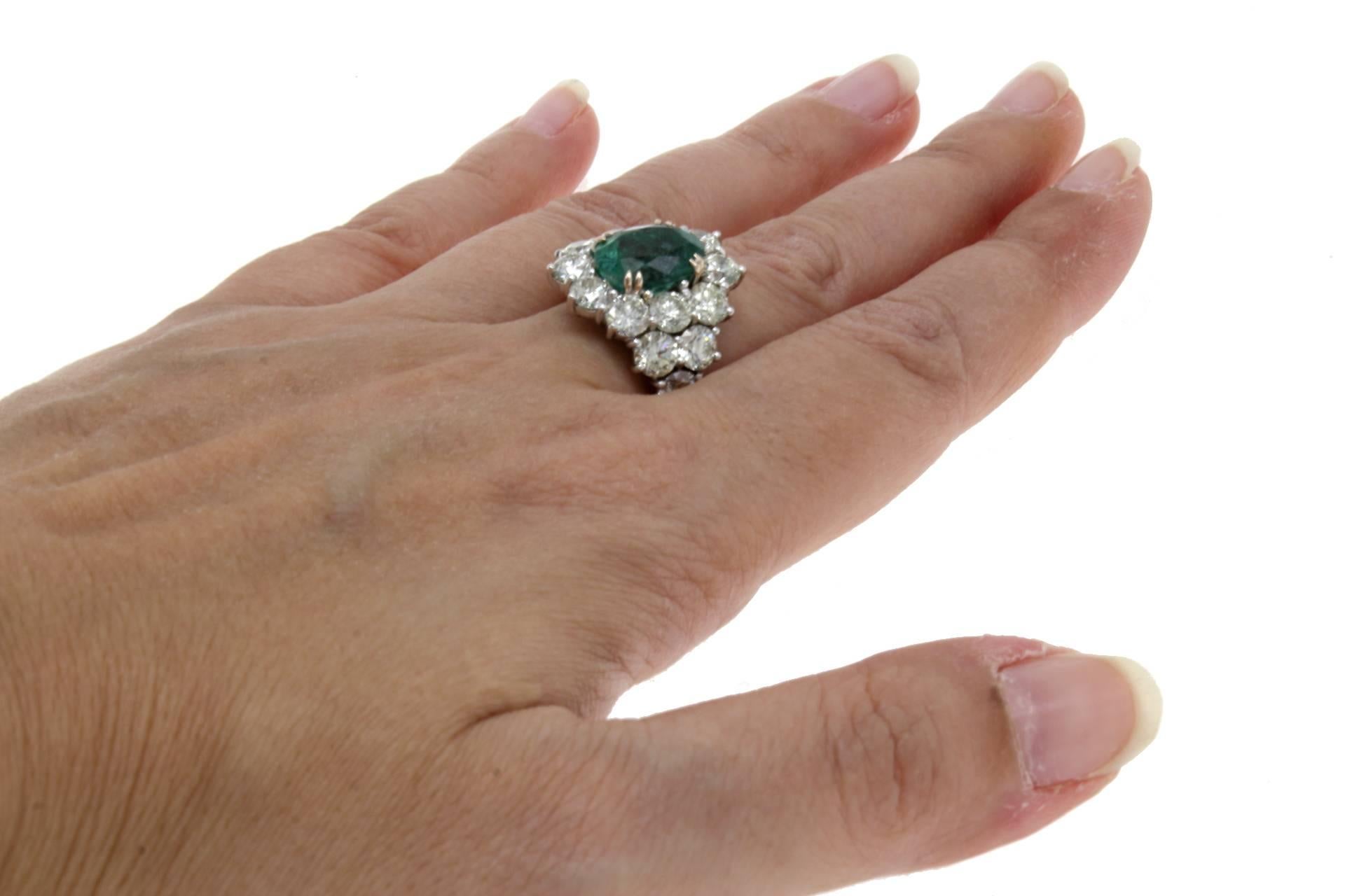 ct 3, 90 Emerald and ct 5, 35 Diamond Gold Ring In Good Condition For Sale In Marcianise, Marcianise (CE)