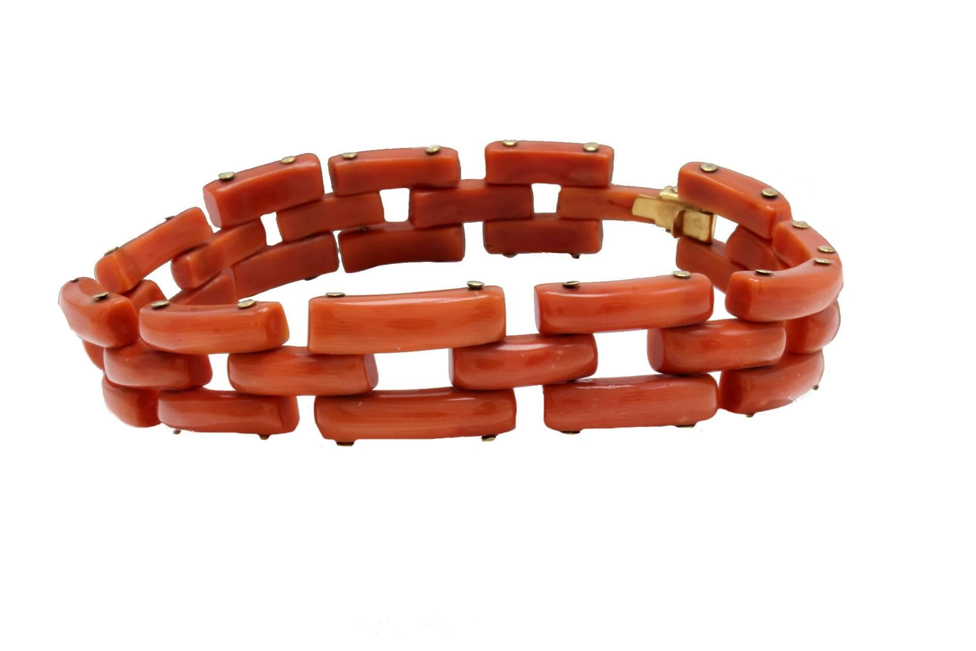 Link coral bracelet in 18kt yellow gold.

coral 14.80hr
tot weight 20.4 gr
r.f.  uhoc