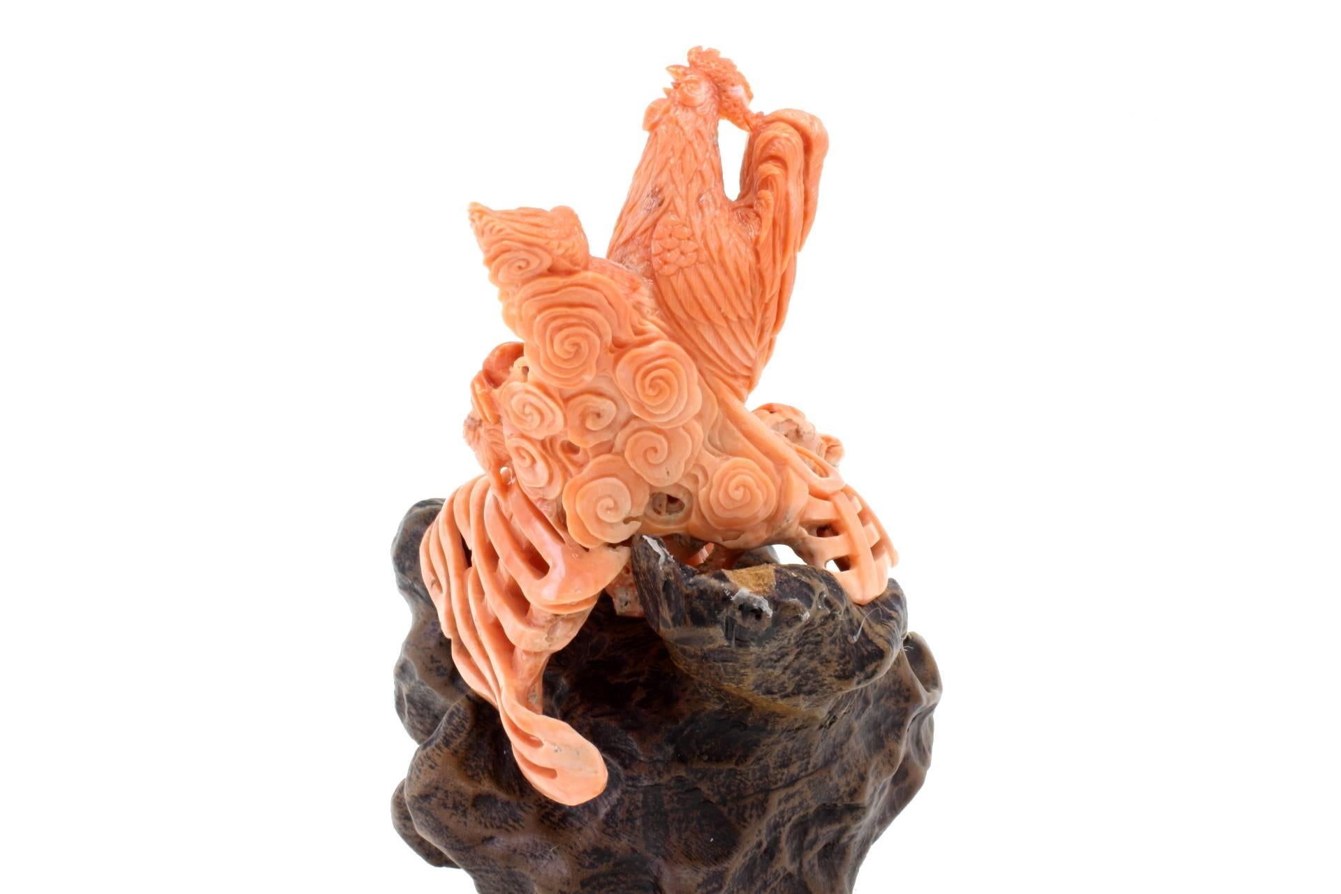 Para cualquier consulta, póngase en contacto con el vendedor a través del centro de mensajes.

Esta escultura de coral tallado representa una familia de pollos compuesta por un gallo, una gallina y dos polluelos. En la parte inferior hay una pieza