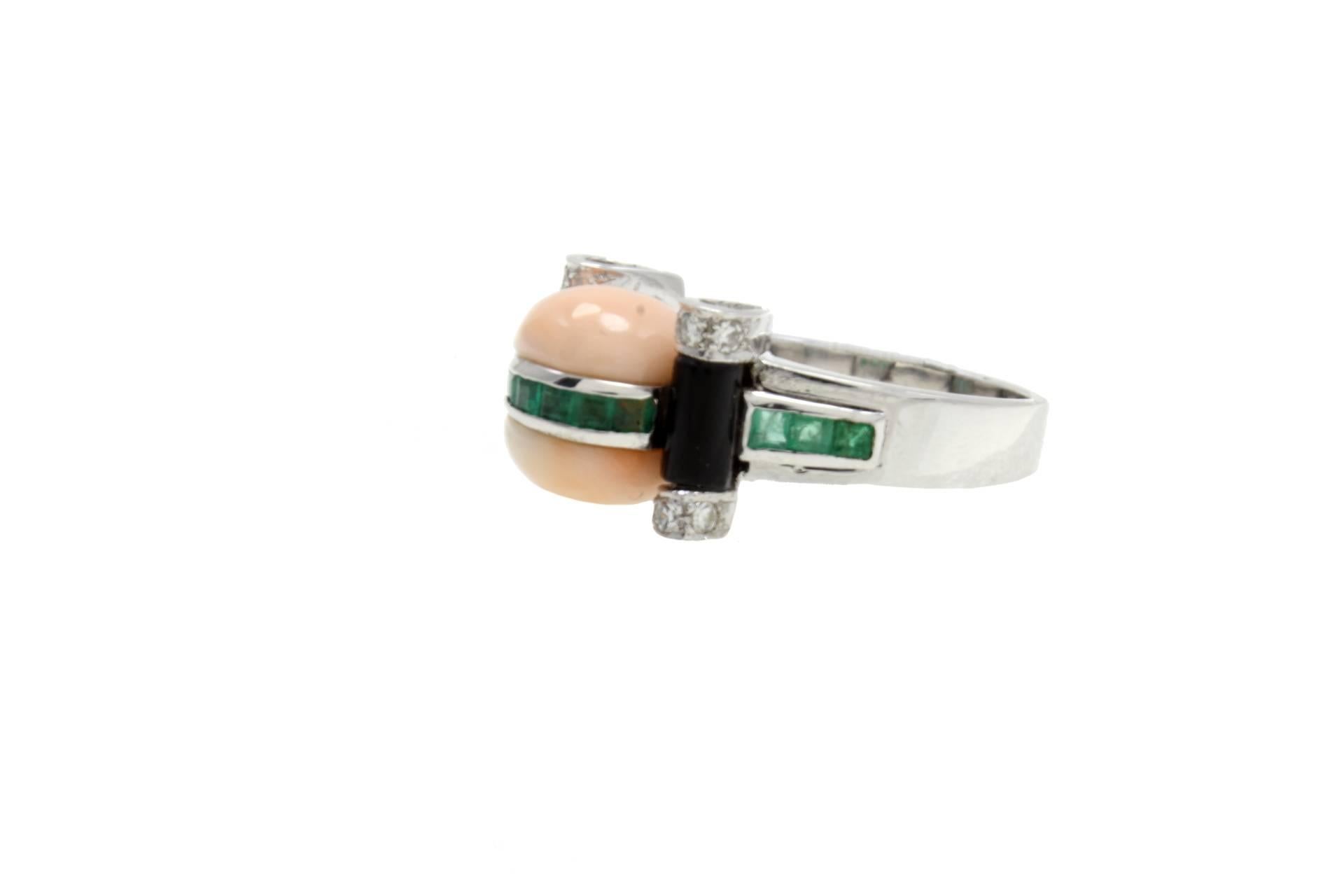 Shapely ring in 14kt white gold composed of a central coral dome embellished with emeralds and two stripes of onyx and diamonds. You can't resist to wear it!

diamonds 0.29kt
emerald 0.69kt
onyx 0.30gr
coral 1.20gr
tot weight 8.8gr
r.f.  ufgc