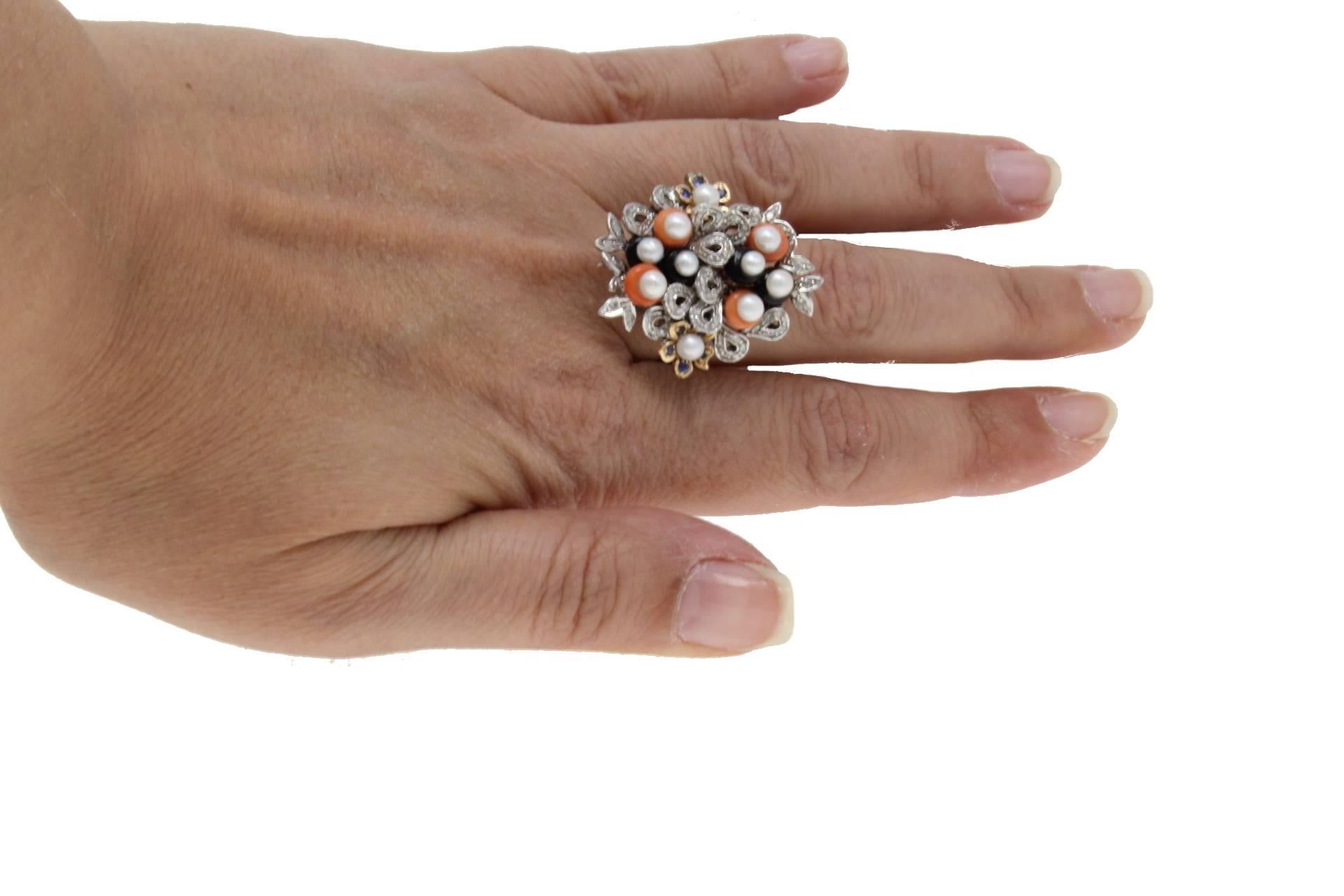 Cluster-Ring, Gold, Diamant, Saphir, Koralle, Onyx (Rundschliff) im Angebot
