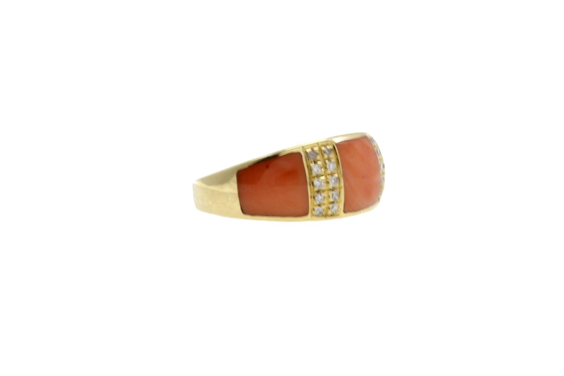 Elegant ring in 18kt yellow gold comnposed of three encrusted coral section divided by stripes of diamonds.

diamonds 0.20kt
coral 0.70gr
tot weight 6.9gr
ref giii